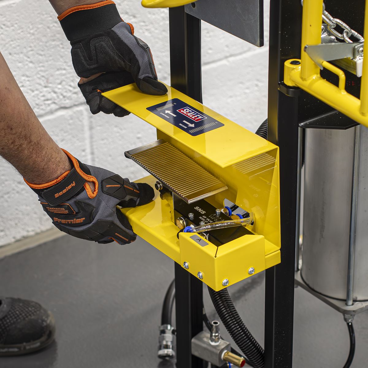 Sealey Air Operated Coil Spring Compressor 1000kg