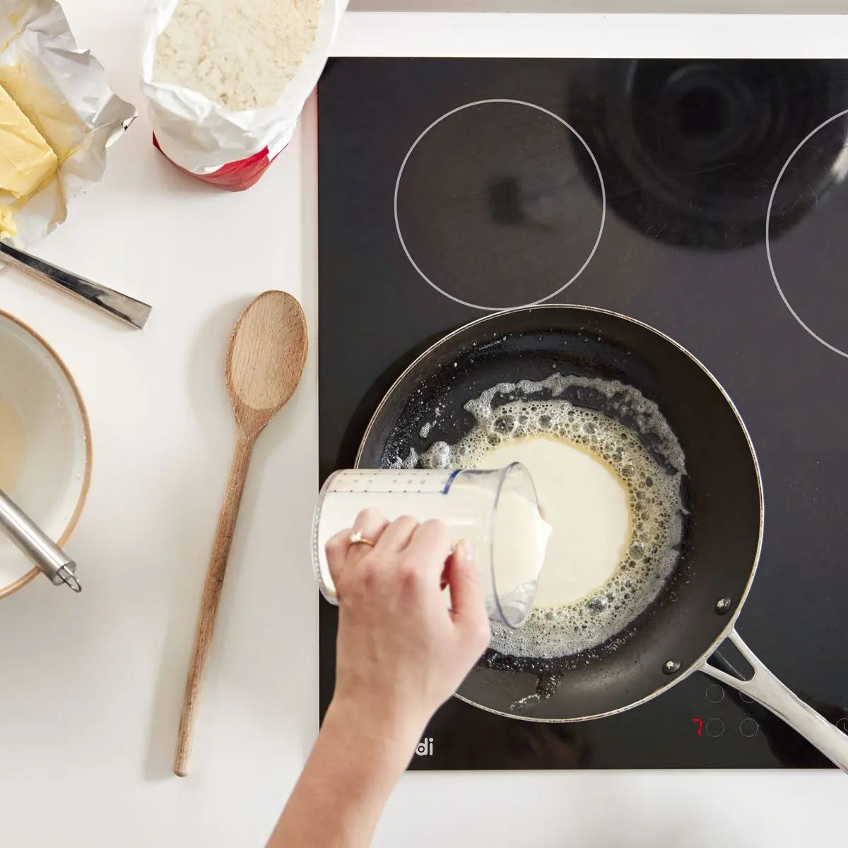 Baridi 60cm Built-In Ceramic Hob 4 Cooking Zones, Black Glass, 6000W with Touch Controls, Timer  White Rose Tools