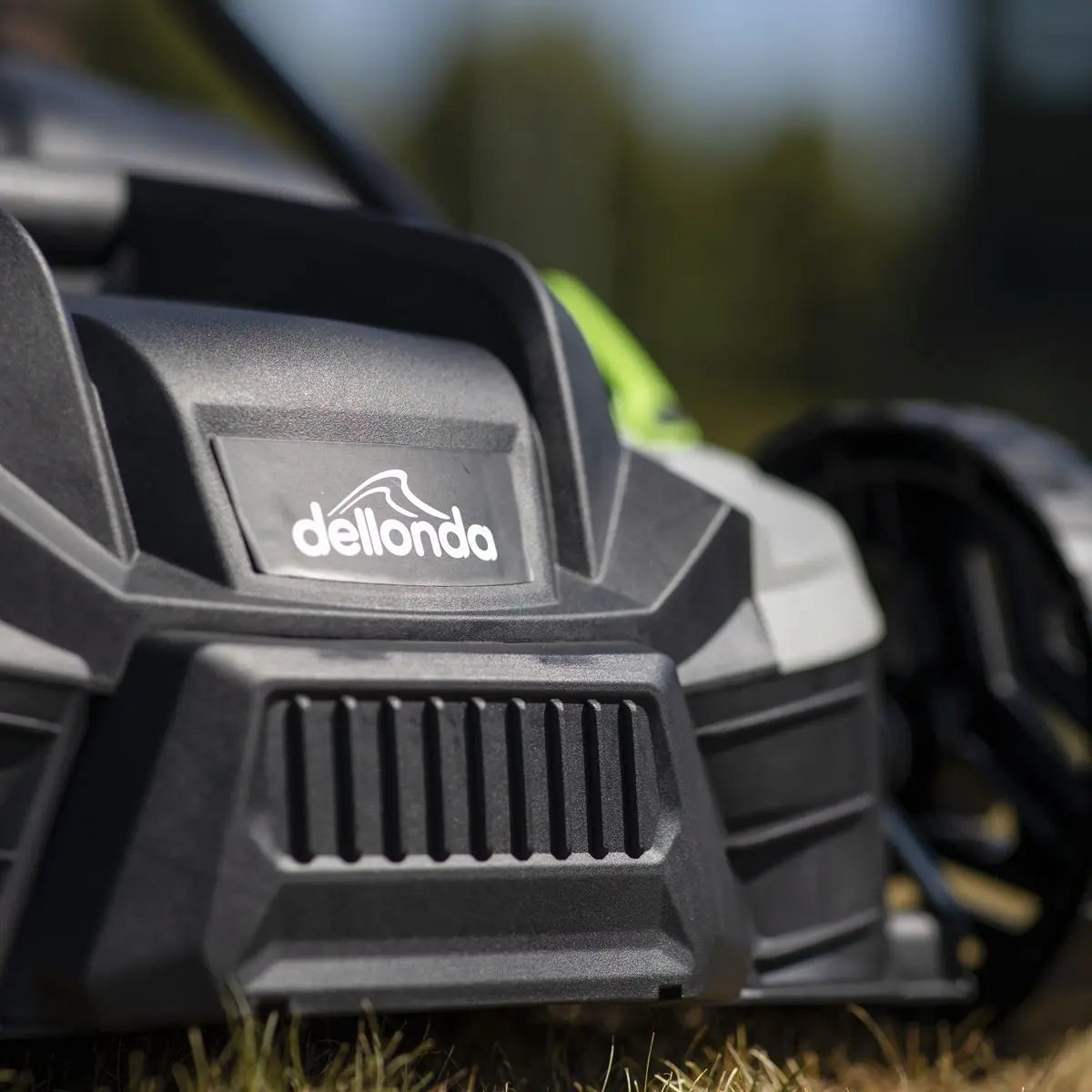 Dellonda 1500W Electric 2-in-1 Scarifier with 5-Heights, 36cm Cutting Diameter, 45L Grass Collection Bag, 10m Mains Cable, Hand Push  White Rose Tools