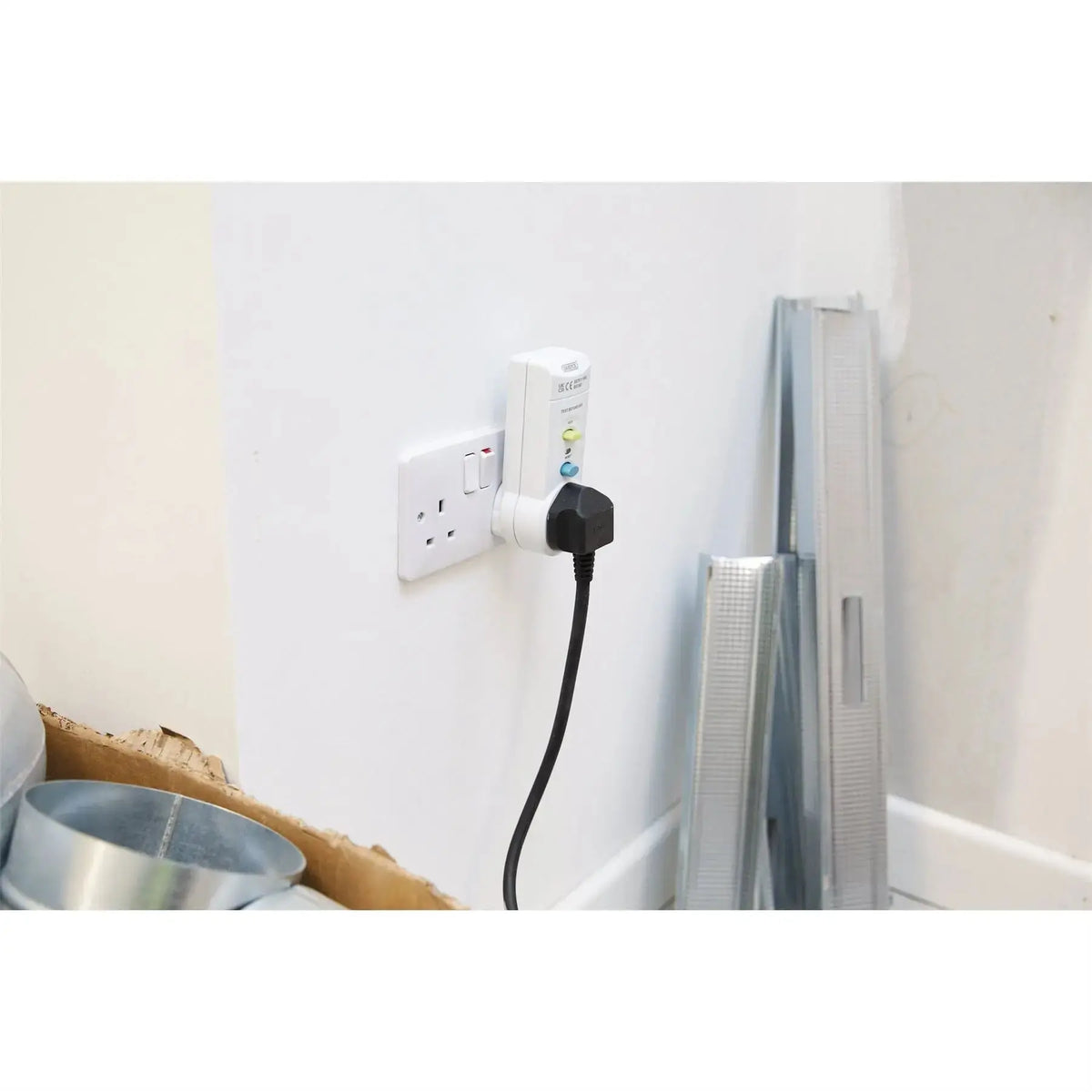Draper RCD Adaptor 220-250v/50Hz 13 AMP 10205 White Rose Tools
