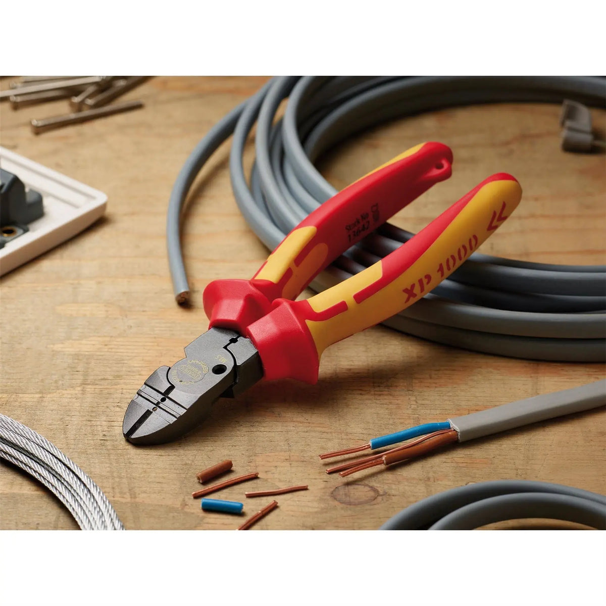 Draper XP1000 VDE Tethered 4-in-1 Combination Cutter 160mm 13642 White Rose Tools