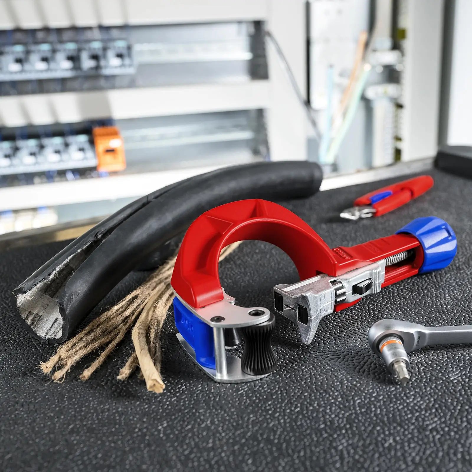 KNIPEX STX60 Cable Stripper for Hard and Tough Cable Sheaths Ø 30-60mm 225mm 16 45 220 White Rose Tools