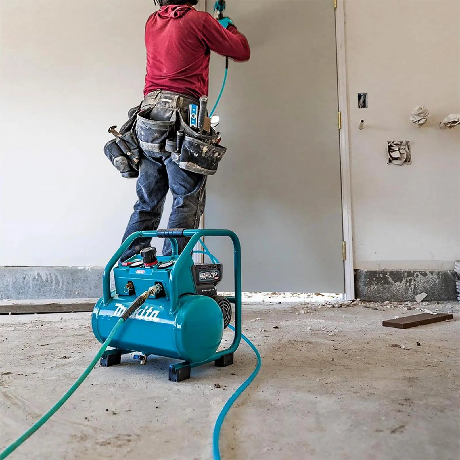 Makita Air Compressor XGT 40V Max Brushless Cordless 2 x 5Ah Batteries Rapid Charger AC001GT201 White Rose Tools