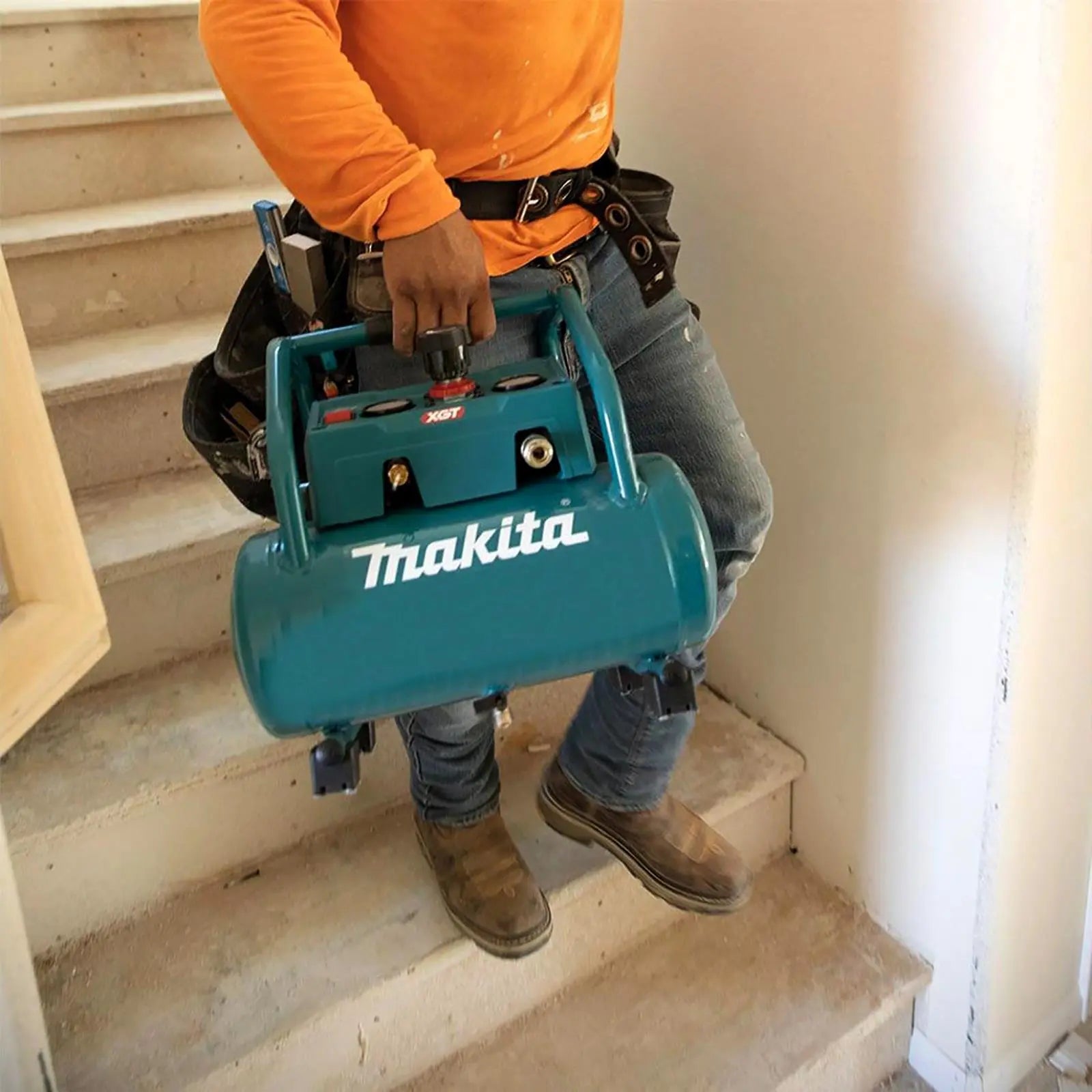 Makita Air Compressor XGT 40V Max Brushless Cordless 2 x 5Ah Batteries Rapid Charger AC001GT201 White Rose Tools