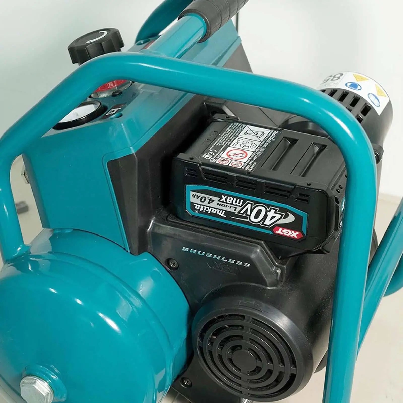 Makita Air Compressor XGT 40V Max Brushless Cordless 2 x 5Ah Batteries Rapid Charger AC001GT201 White Rose Tools