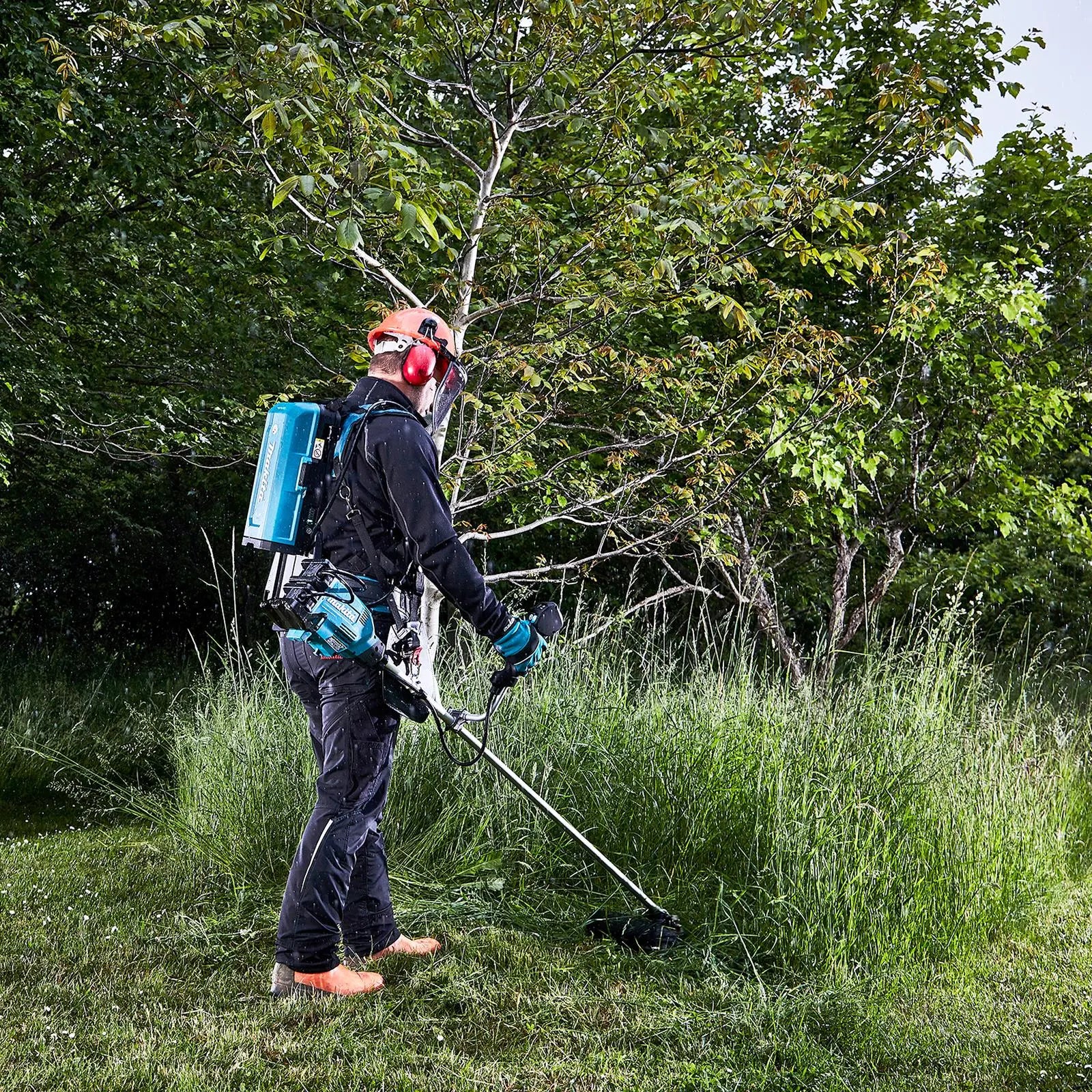 Makita Brush Cutter Kit 2 x 18V LXT Brushless Cordless Garden Lawn Strimming 2 x 6Ah Battery and Dual Rapid Charger DUR369APG2  White Rose Tools