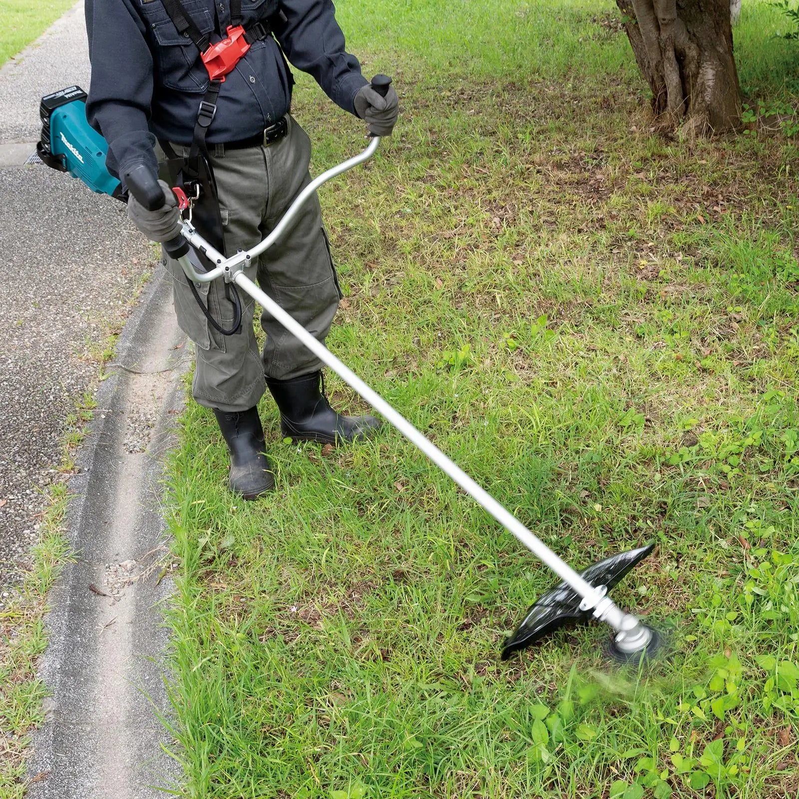 Makita Brush Cutter Kit 2 x 18V LXT Brushless Cordless Garden Lawn Strimming 2 x 6Ah Battery and Dual Rapid Charger DUR369APG2  White Rose Tools
