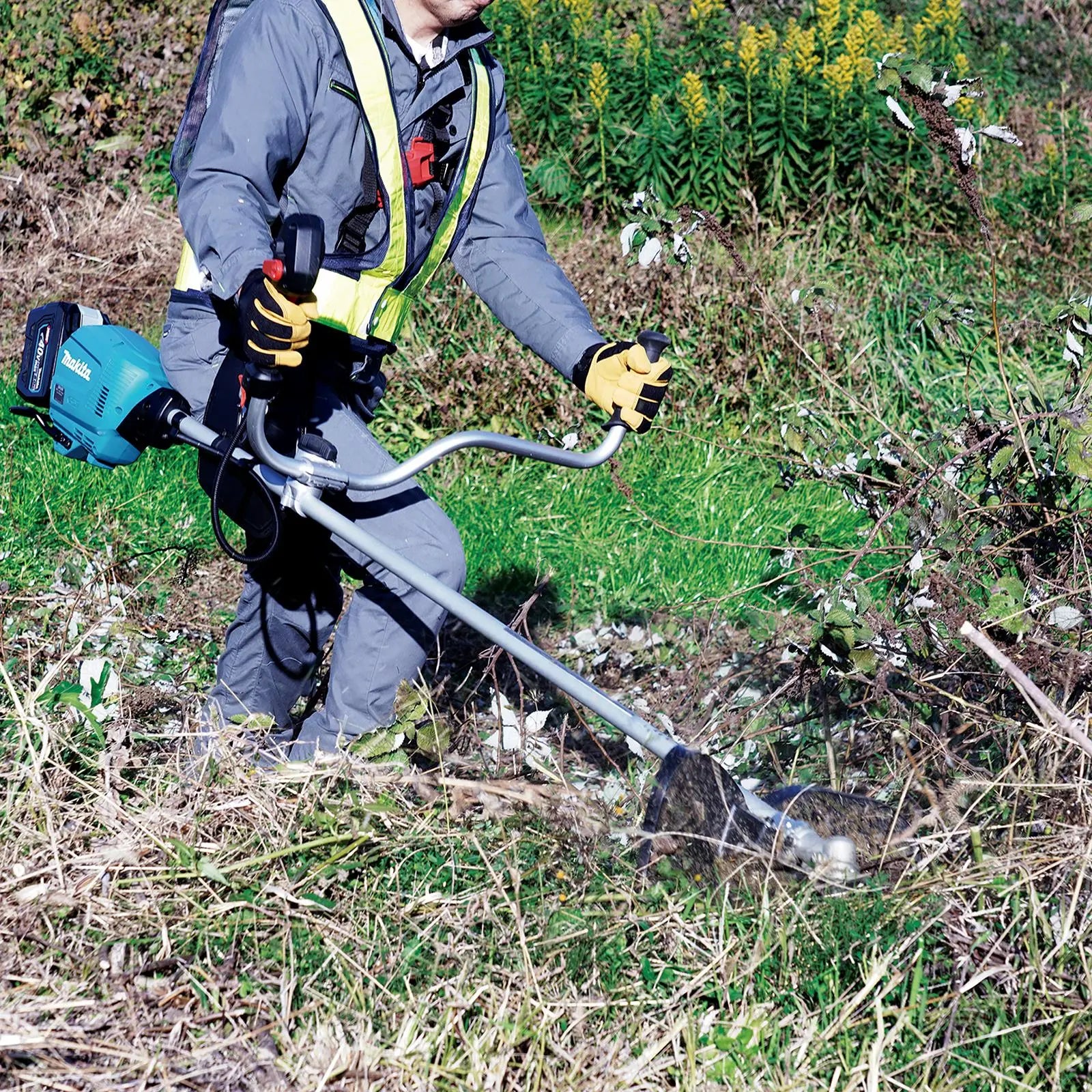 Makita Brush Cutter Kit 40V XGT Li-ion Brushless Cordless Garden Lawn Strimmer Strimming 2 x 5Ah Battery and Rapid Charger UR013GT206  White Rose Tools