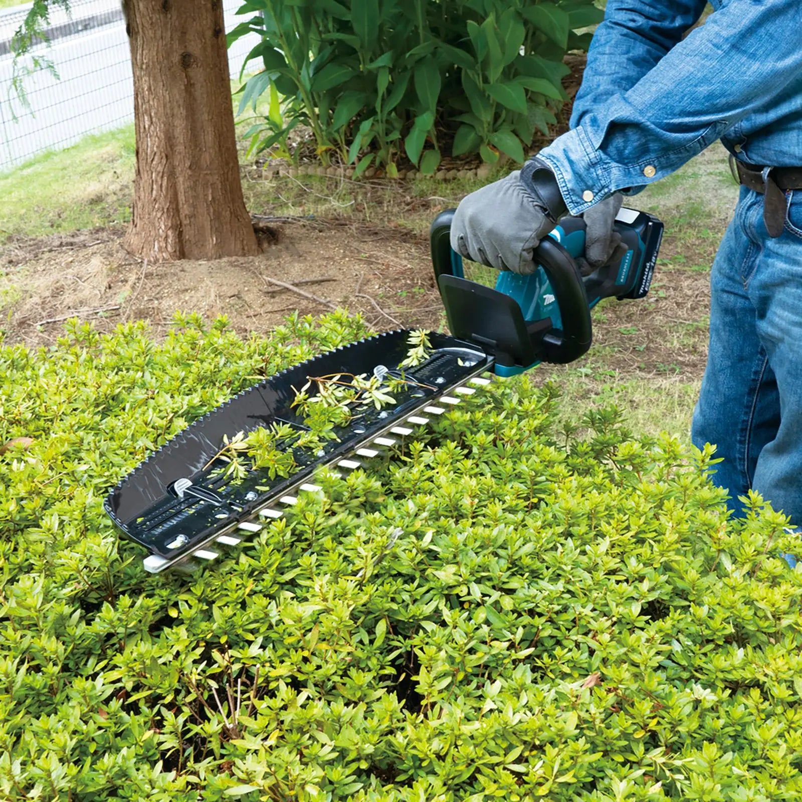 Makita Hedge Trimmer Kit 50cm 18V LXT Li-ion Brushless Cordless 5Ah Battery and Charger Garden Bush Cutter Cutting DUH506RT  White Rose Tools