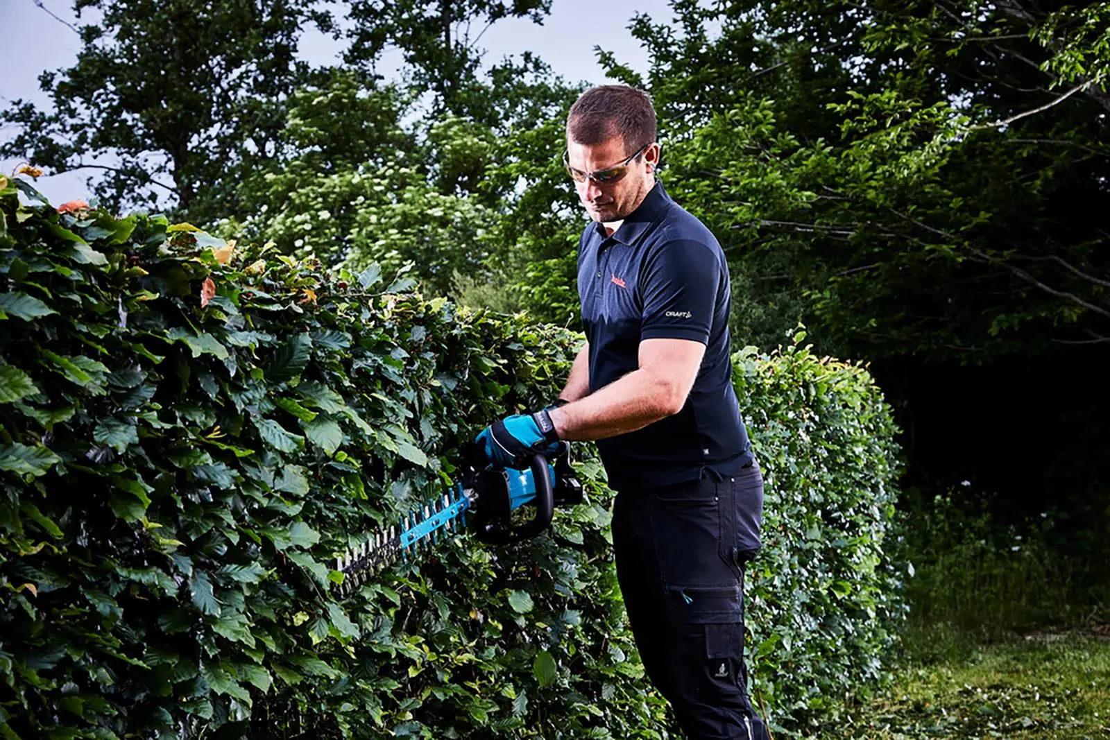 Makita Hedge Trimmer Kit 60cm 18V LXT Li-ion Brushless Cordless 5Ah Battery and Charger Garden Bush Cutter Cutting DUH601RT  White Rose Tools