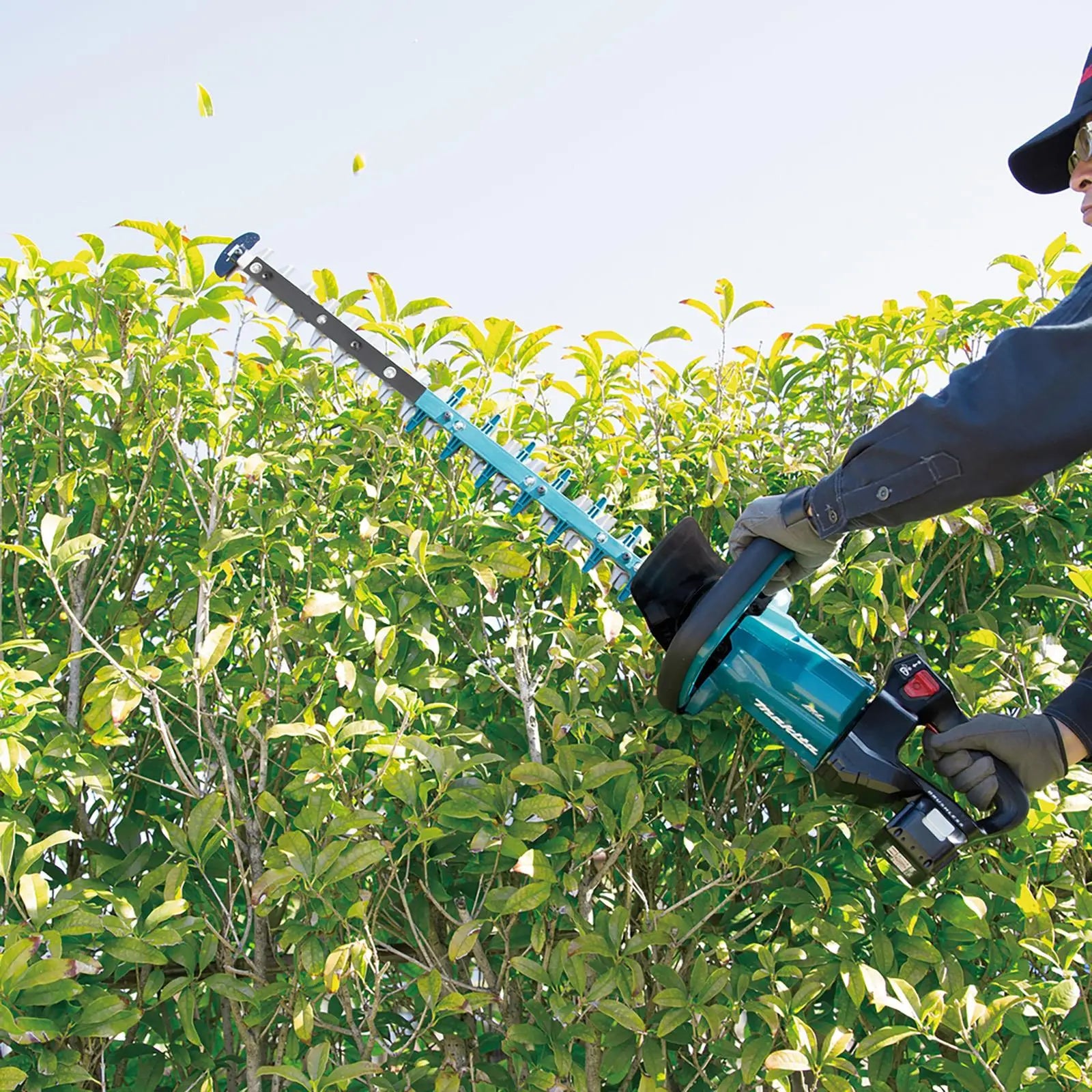 Makita Hedge Trimmer Kit 60cm 18V LXT Li-ion Brushless Cordless 5Ah Battery and Charger Garden Bush Cutter Cutting DUH601RT  White Rose Tools