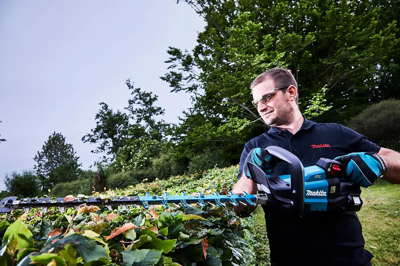 Makita Hedge Trimmer Kit 60cm 18V LXT Li-ion Brushless Cordless 5Ah Battery and Charger Garden Bush Cutter Cutting DUH601RT  White Rose Tools