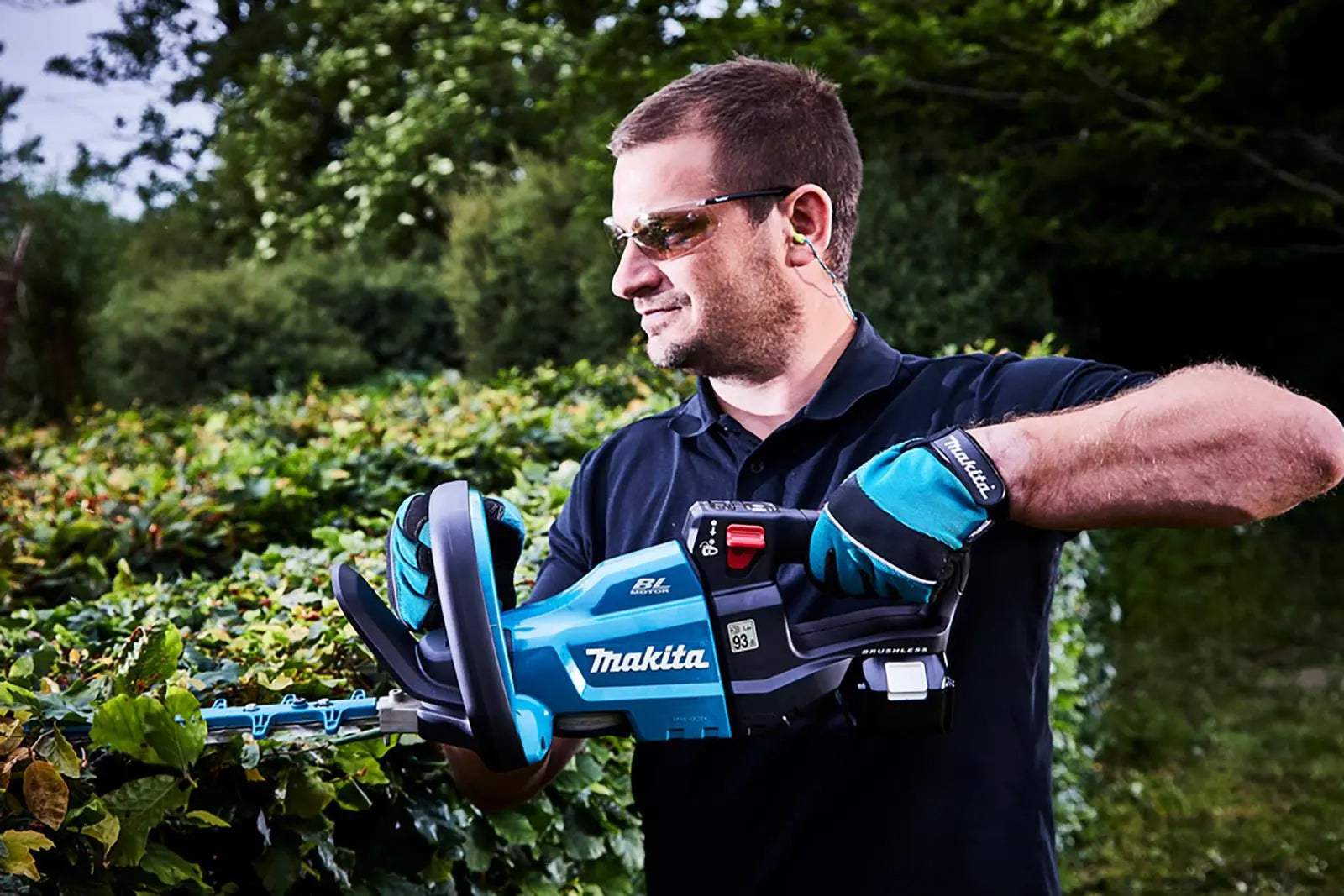 Makita Hedge Trimmer Kit 60cm 18V LXT Li-ion Brushless Cordless 5Ah Battery and Charger Garden Bush Cutter Cutting DUH601RT  White Rose Tools