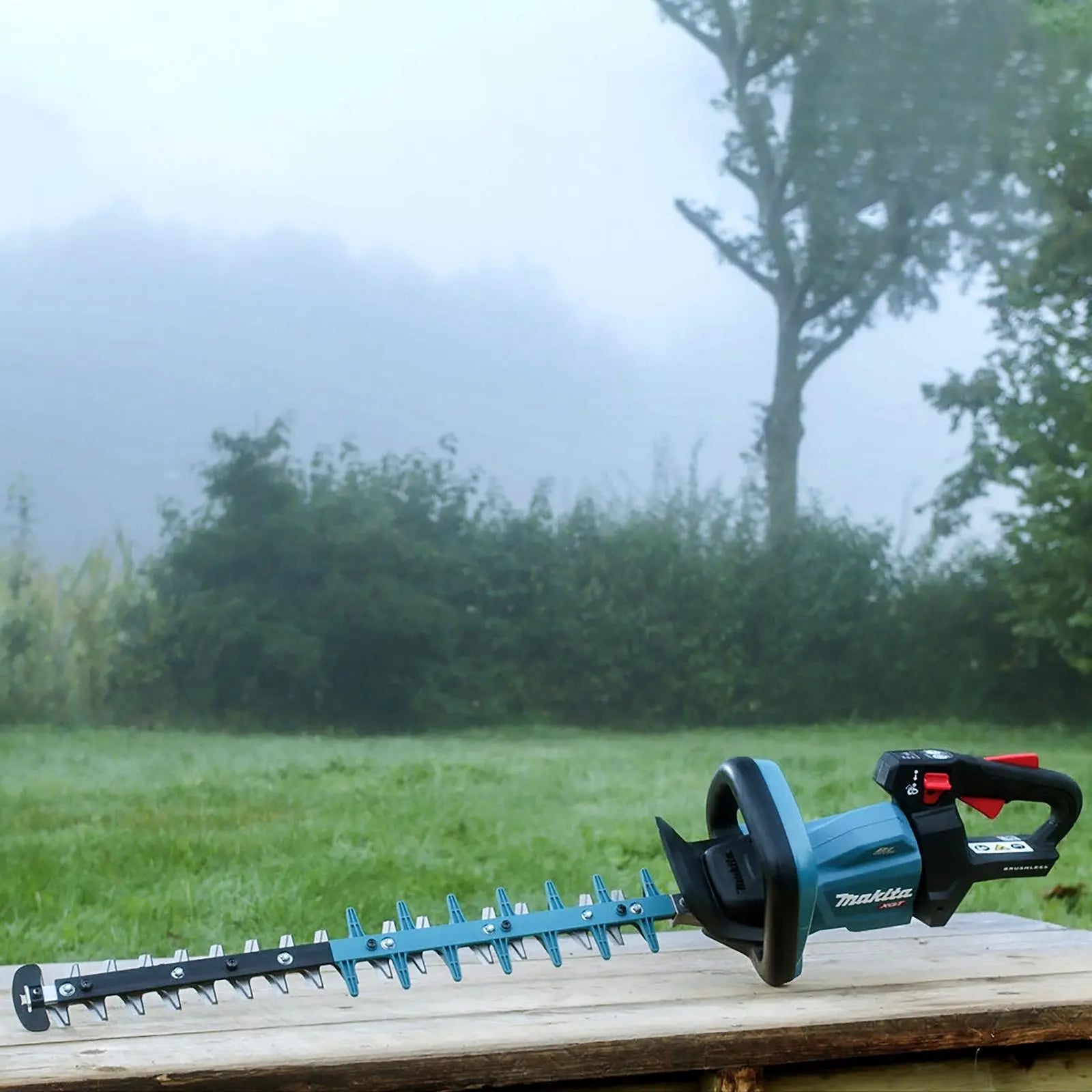 Makita Hedge Trimmer Kit 60cm 40V XGT Li-ion Brushless Cordless 2 x 2.5Ah Battery and Rapid Charger Garden Bush Cutter Cutting UH004GD201  White Rose Tools