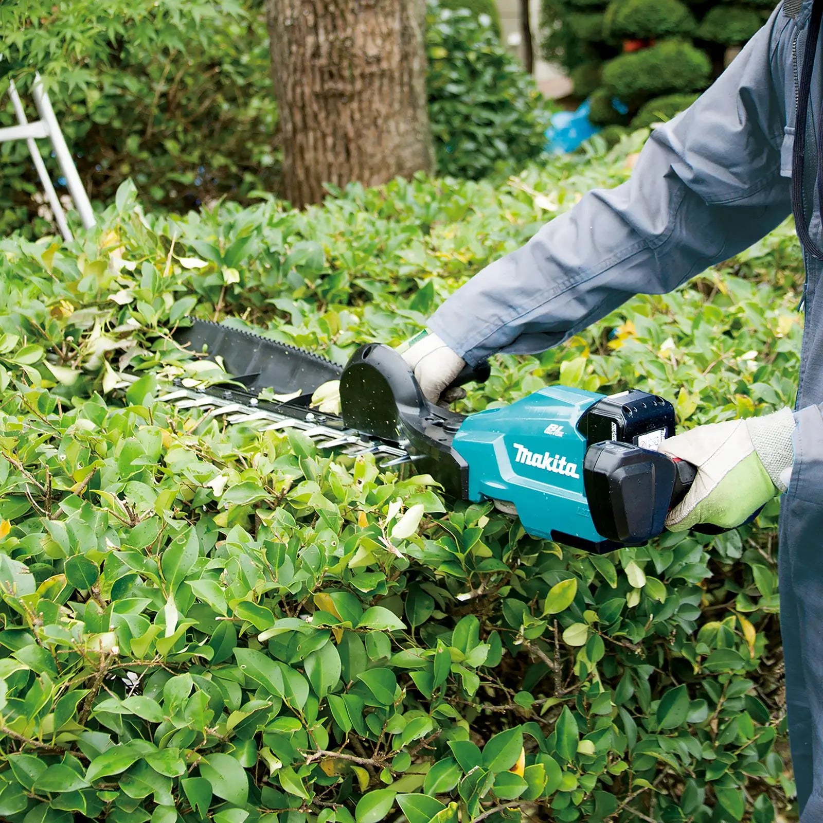 Makita Hedge Trimmer Kit 75cm 18V LXT Li-ion Brushless Cordless 2 x 5Ah Battery and Charger Garden Bush Cutter Cutting DUH754SRT  White Rose Tools