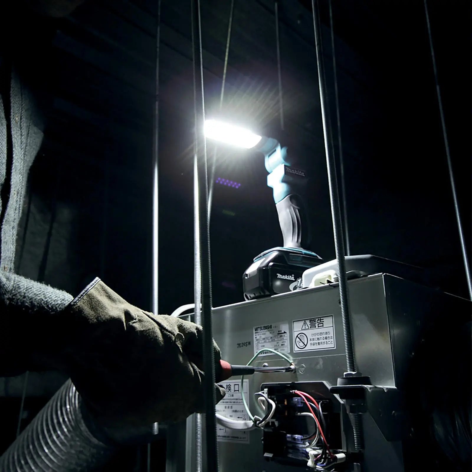 Makita LED Flashlight Torch 18V LXT Cordless 240 Lumens DML801 Body Only  White Rose Tools