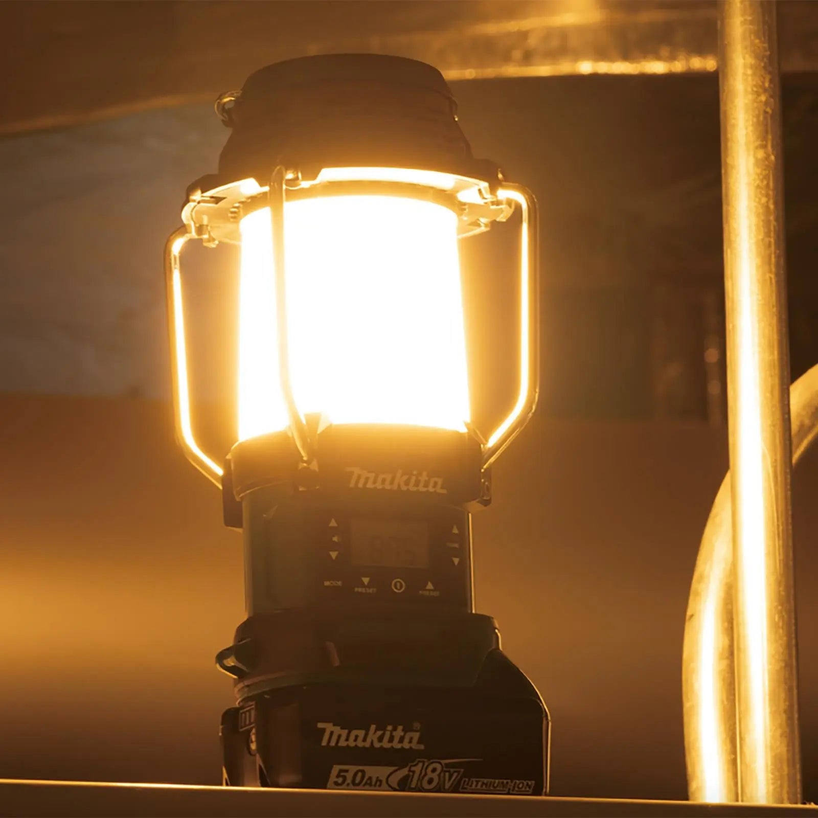 Makita Lantern Radio FM/AM Job Site Light Cordless 14.4V 18V LXT DMR055 Body Only  White Rose Tools