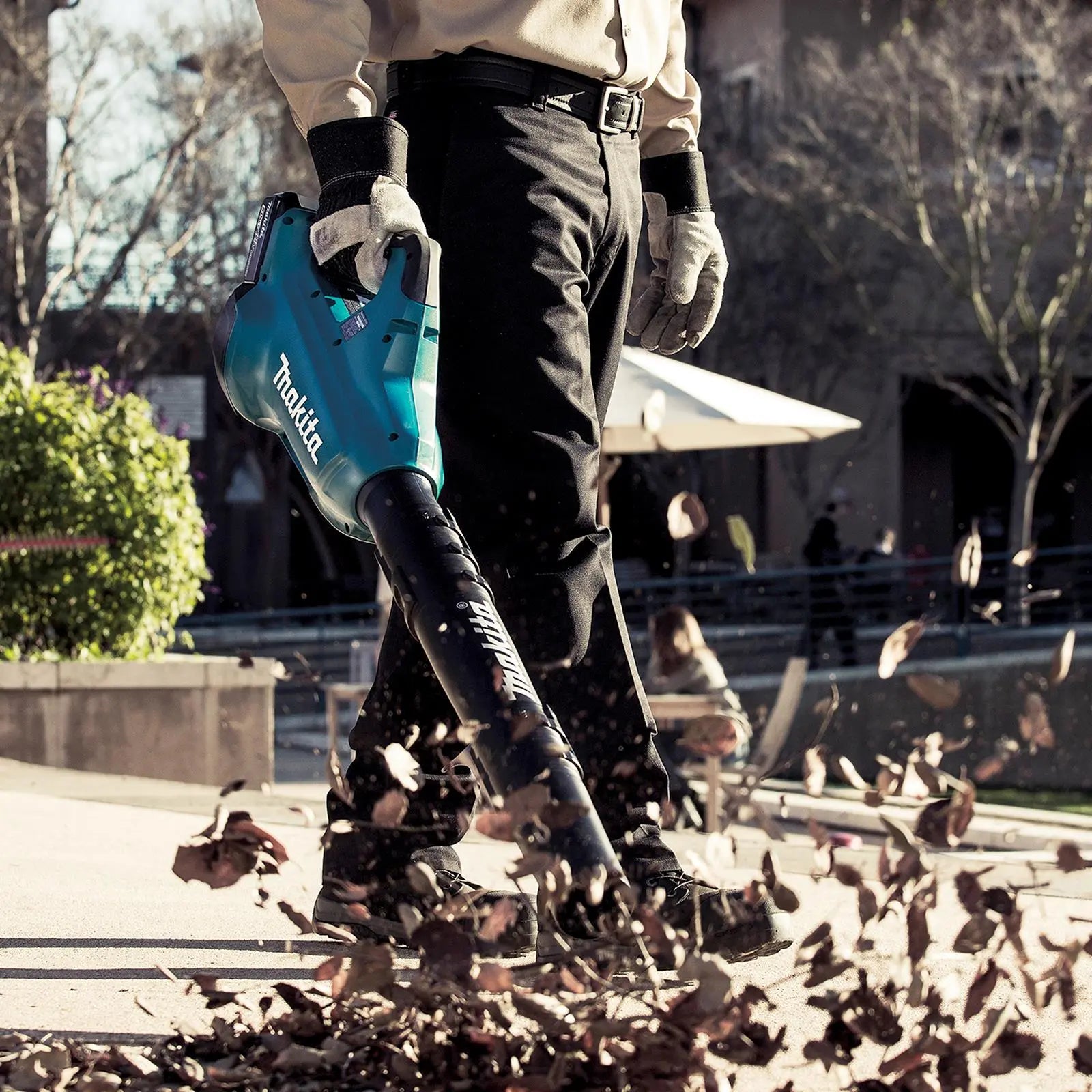 Makita Leaf Blower Kit 18V x 2 LXT Brushless Cordless 2 x 5Ah Battery and Dual Rapid Charger 14.4N Garden Grass Clippings Construction DUB362PT2  White Rose Tools