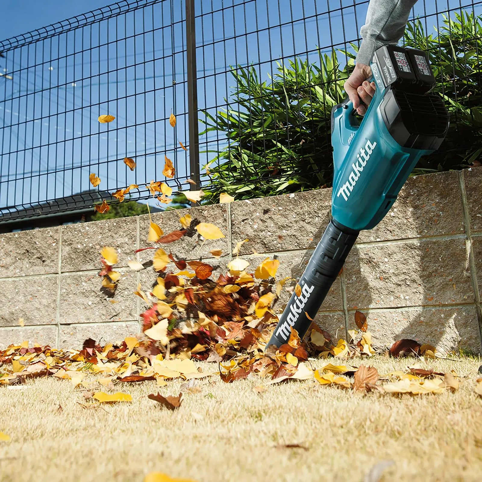 Makita Leaf Blower Kit 18V x 2 LXT Brushless Cordless 2 x 6Ah Battery and Dual Rapid Charger 14.4N Garden Grass Clippings Construction DUB362PG2  White Rose Tools