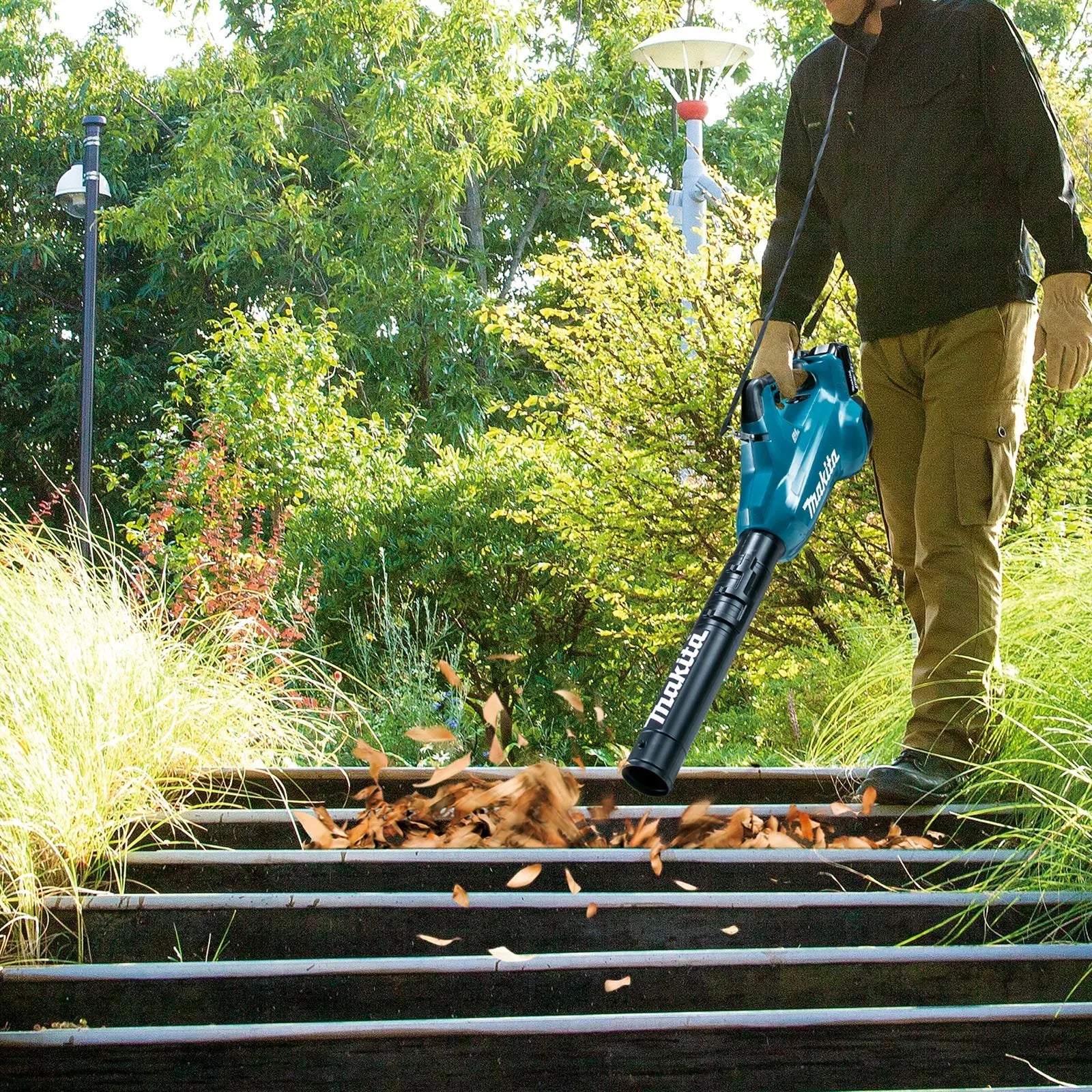 Makita Leaf Blower Kit 18V x 2 LXT Brushless Cordless 2 x 6Ah Battery and Dual Rapid Charger 14.4N Garden Grass Clippings Construction DUB362PG2  White Rose Tools