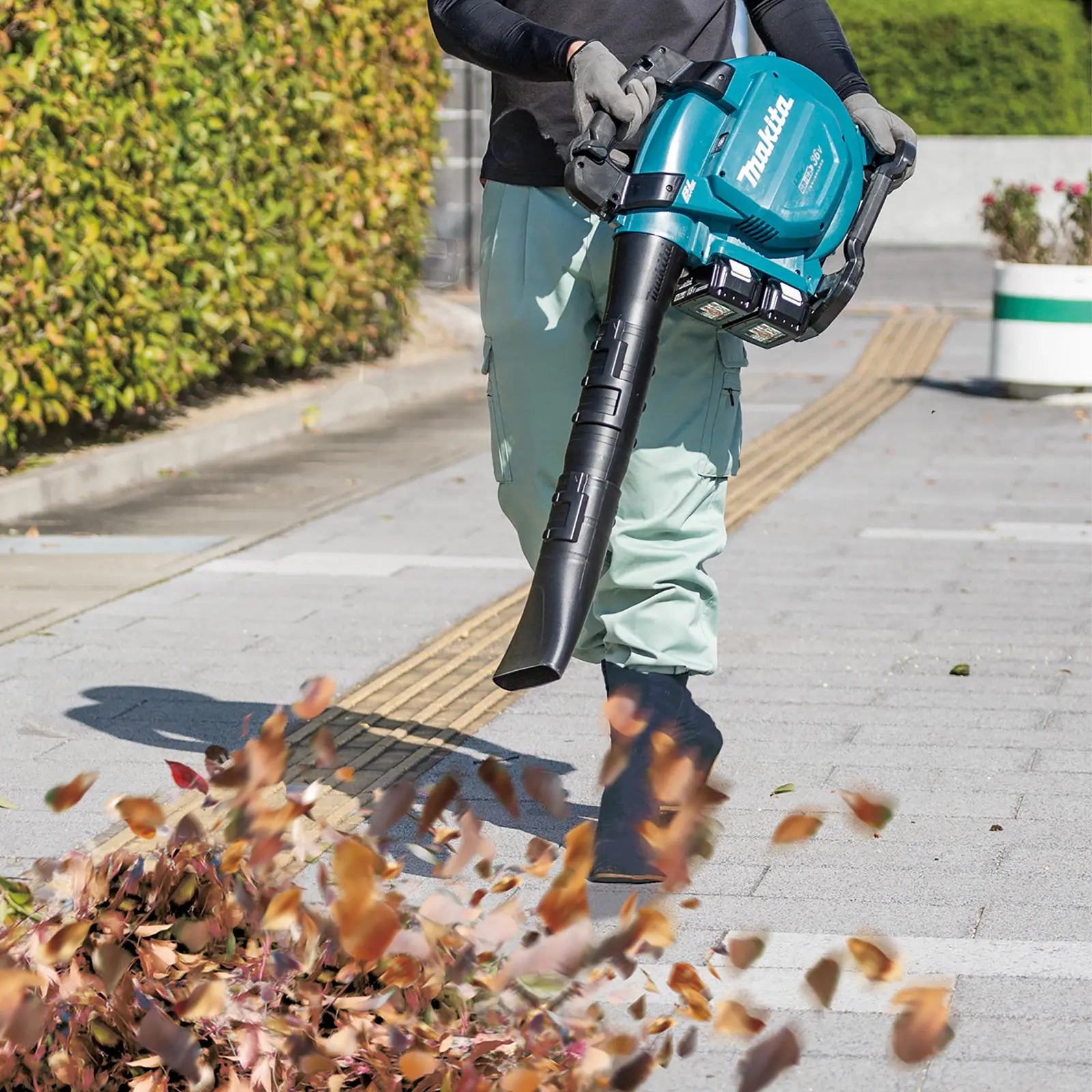 Makita Leaf Blower Vacuum Kit 18V x 2 LXT Brushless Cordless 2 x 5Ah Battery and Dual Rapid Charger 14.4N Garden Grass Clippings Construction DUB363PT2V  White Rose Tools