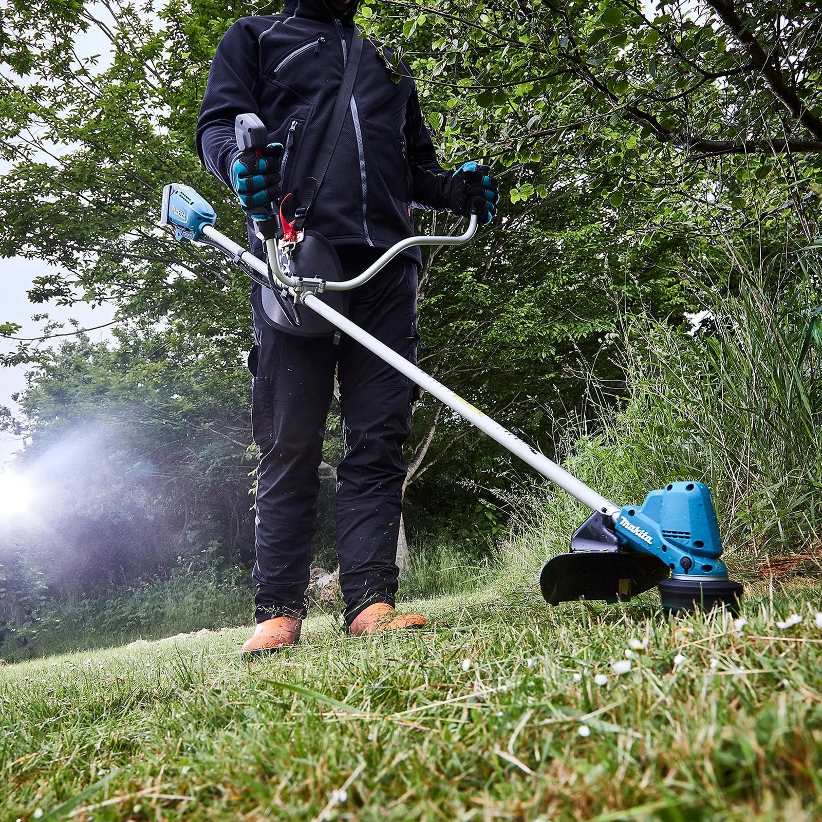 Makita Line Trimmer Strimmer Kit 18V LXT Brushless Cordless Garden Lawn Strimming 5Ah Battery and Charger DUR190URT8  White Rose Tools