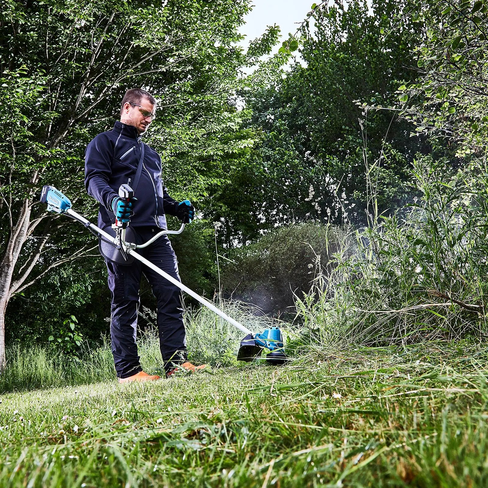 Makita Line Trimmer Strimmer Kit 18V LXT Brushless Cordless Garden Lawn Strimming 5Ah Battery and Charger DUR190URT8  White Rose Tools