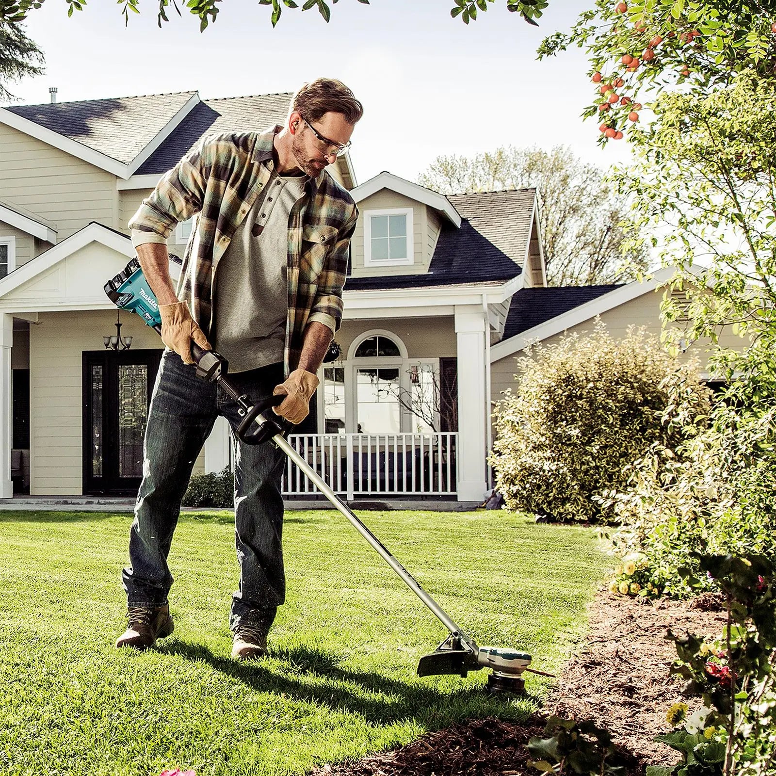 Makita Line Trimmer Strimmer Kit 2 x 18V LXT Brushless Cordless Garden Lawn Strimming 2 x 6Ah Battery and Dual Rapid Charger DUR368APG2  White Rose Tools