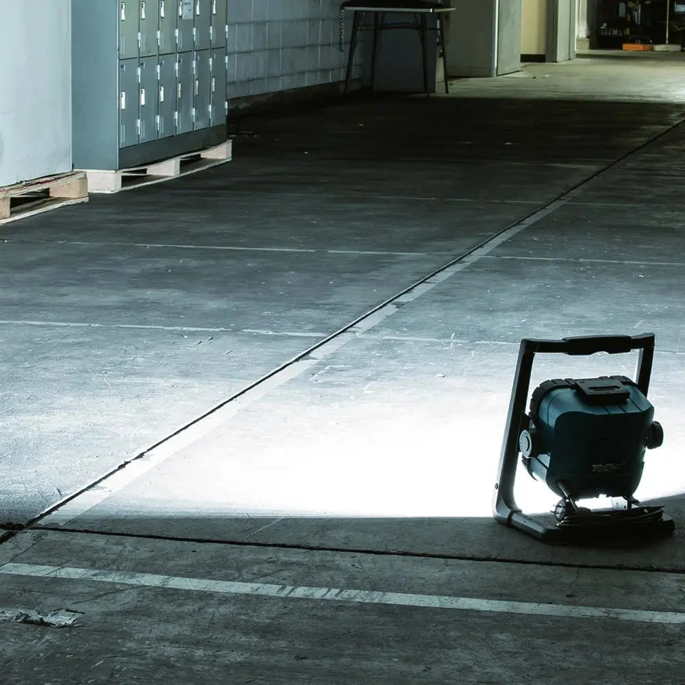 Makita Site Light Worklight Lamp LED 240V 18V LXT Corded Cordless DML805/2 White Rose Tools