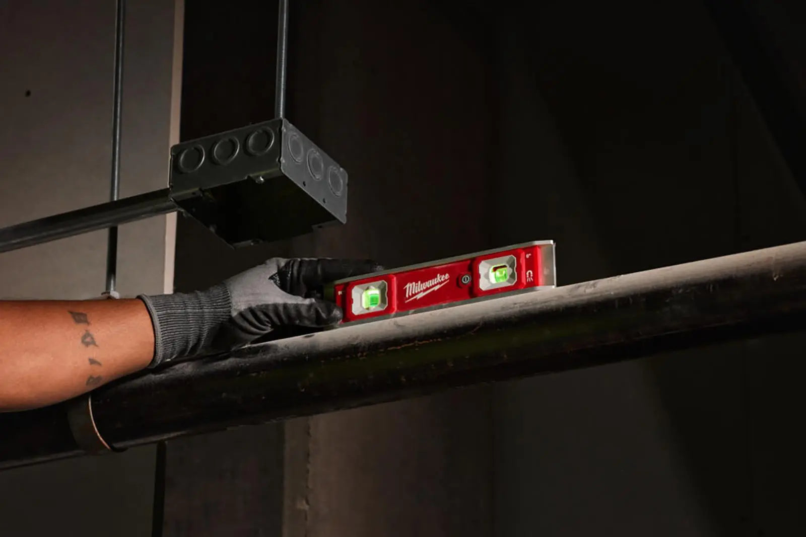 Milwaukee 23cm LED Torpedo Spirit Level Magnetic Hi-Vis Vials Slim Aluminium Frame Measuring White Rose Tools