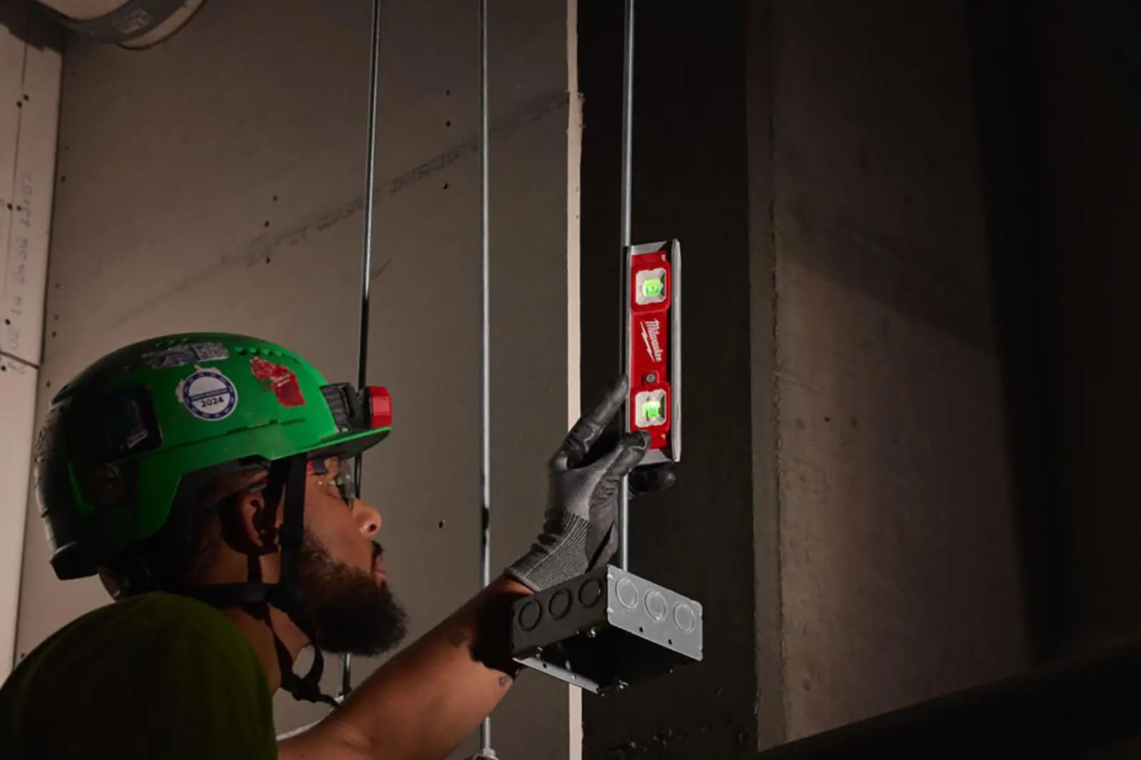 Milwaukee 23cm LED Torpedo Spirit Level Magnetic Hi-Vis Vials Slim Aluminium Frame Measuring White Rose Tools