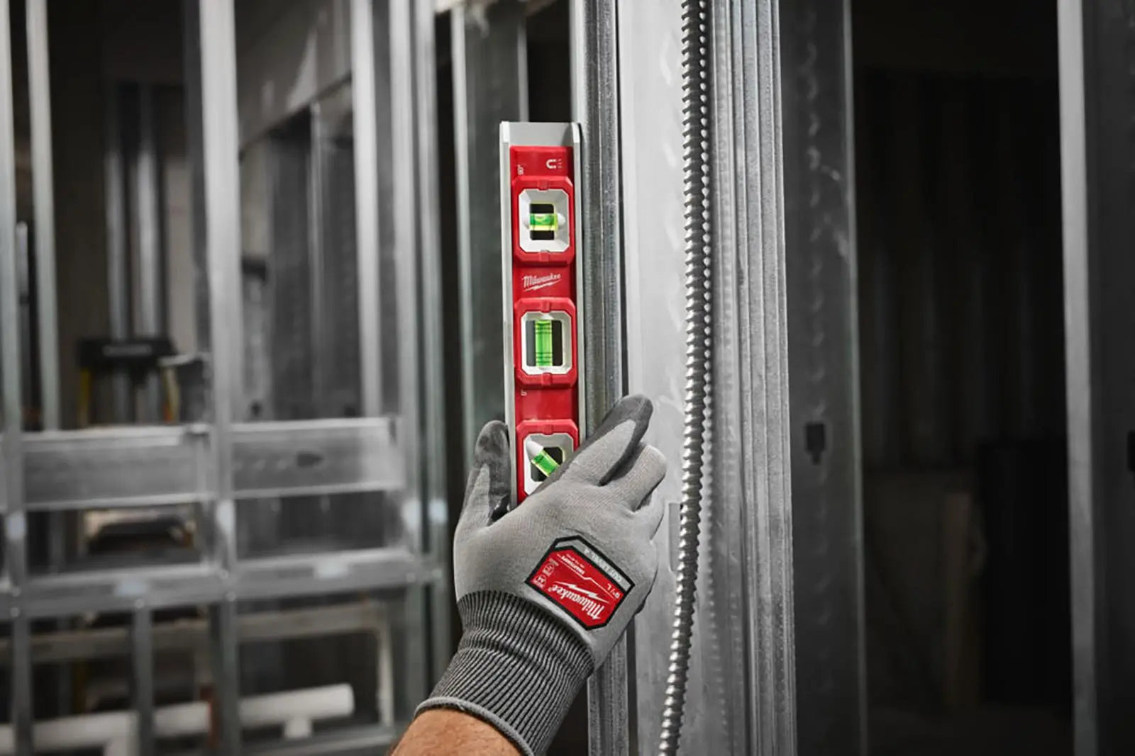 Milwaukee 25cm Base Torpedo Spirit Level Magnetic Hi-Vis Vials Slim Aluminium Frame Measuring White Rose Tools