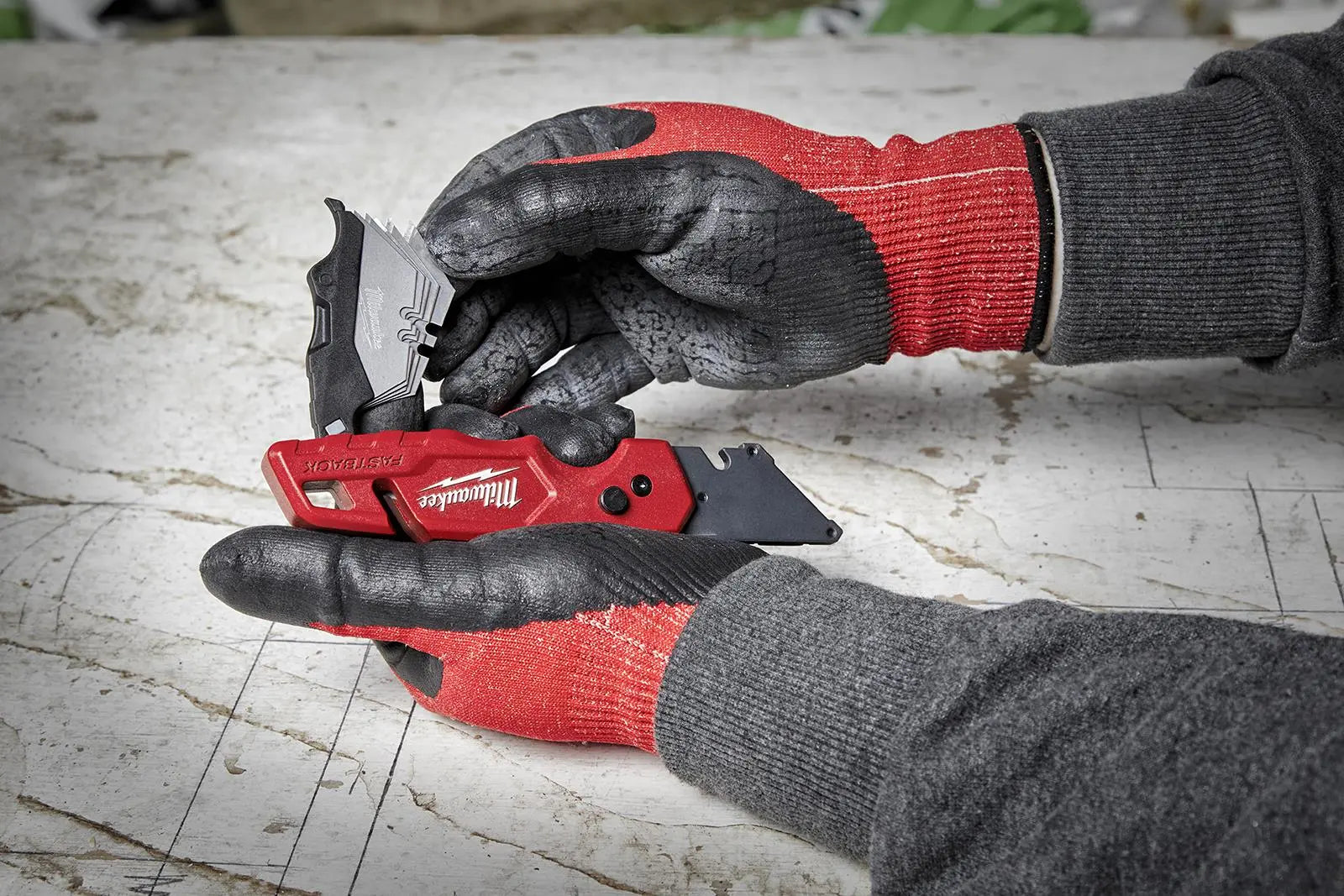 Milwaukee FASTBACK Flip Utility Knife with Blade Storage