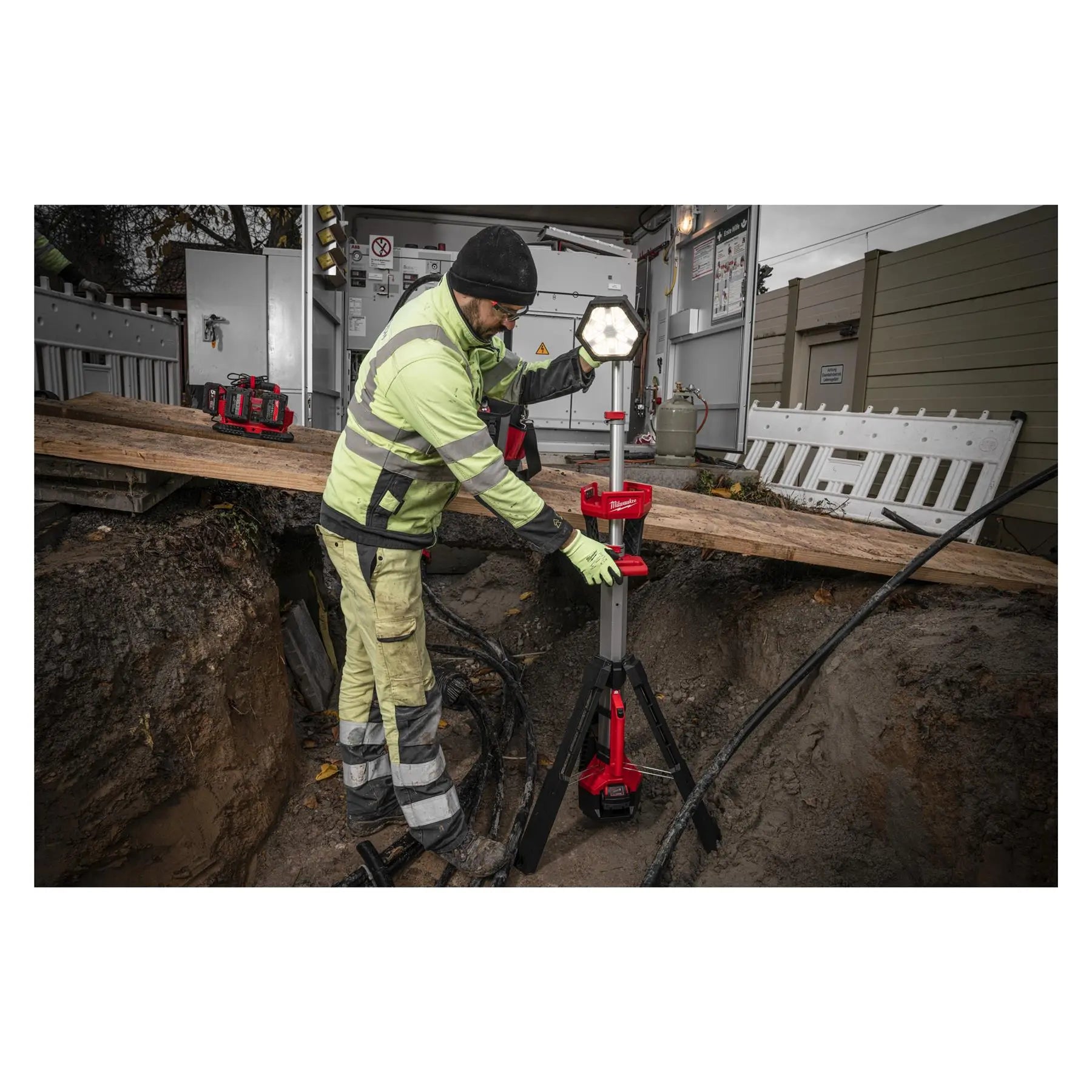 Milwaukee M18 18V LED Stand Light TRUEVIEW High Definition Lighting 2800 Lumens Bare Unit M18SAL2-0 White Rose Tools