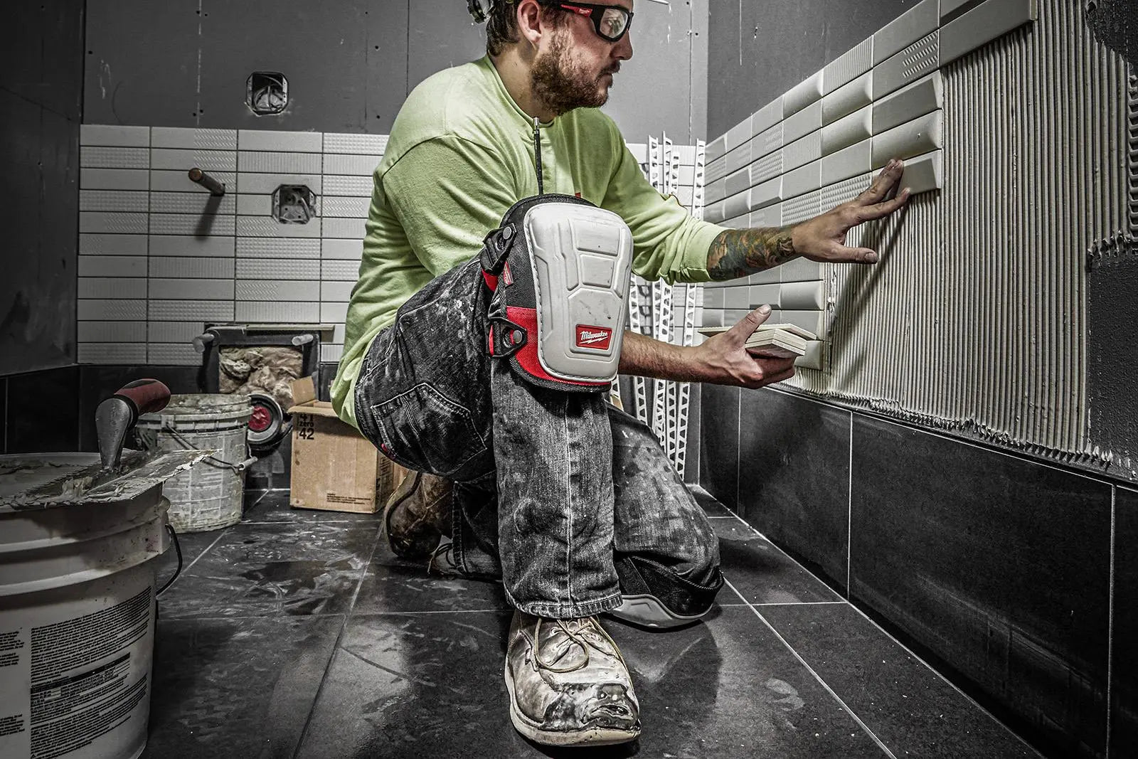 Milwaukee Premium Non-Marking Knee Pad Pair White Rose Tools