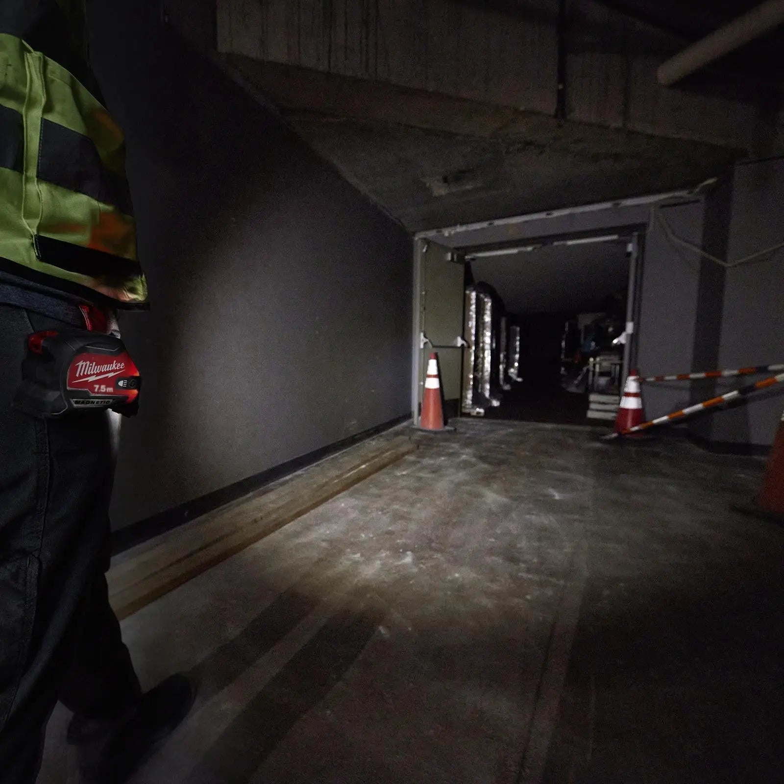 Milwaukee Tape Measure Magnetic 7.5m with LED Light 30mm Wide Blade 100 Lumens White Rose Tools