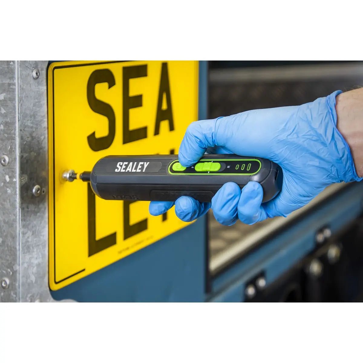 Sealey 4V Cordless Screwdriver with 25pc Bit Set White Rose Tools