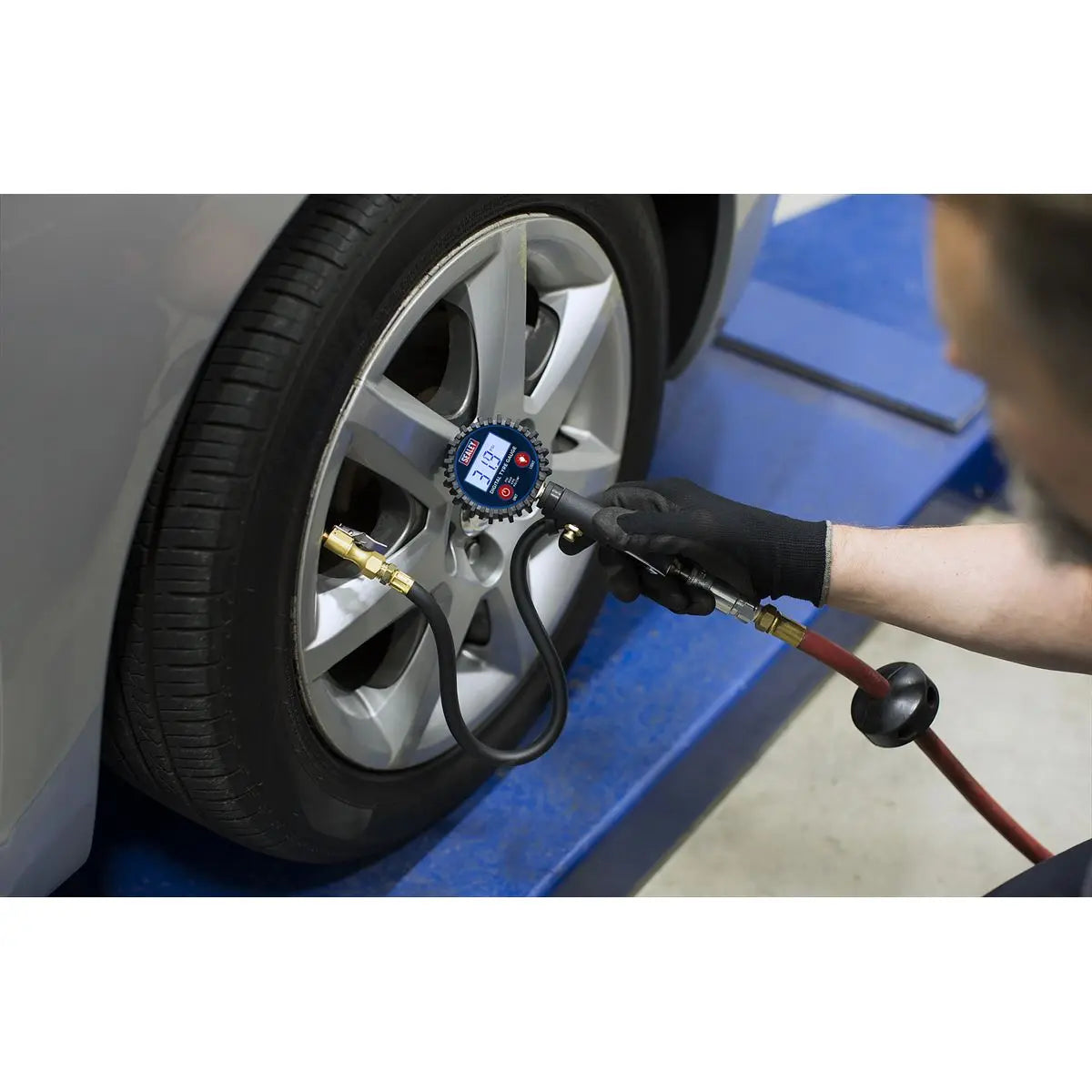 Sealey Digital Tyre Inflator with Clip On Connector