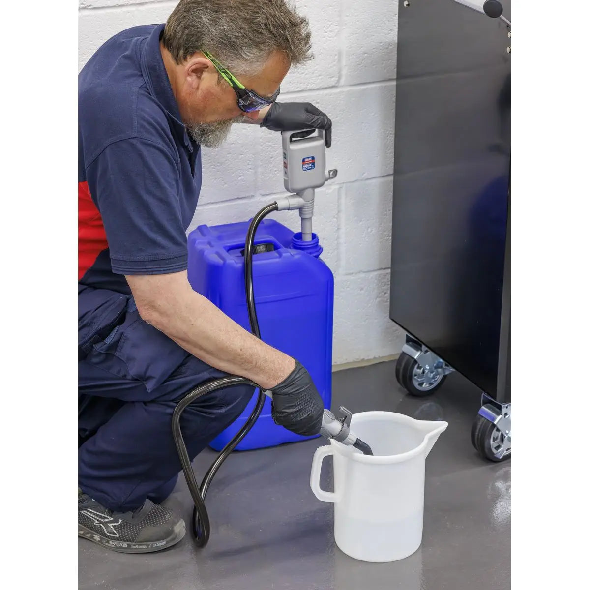 Sealey Fluid Transfer Pump with Nozzle Battery Operated  White Rose Tools