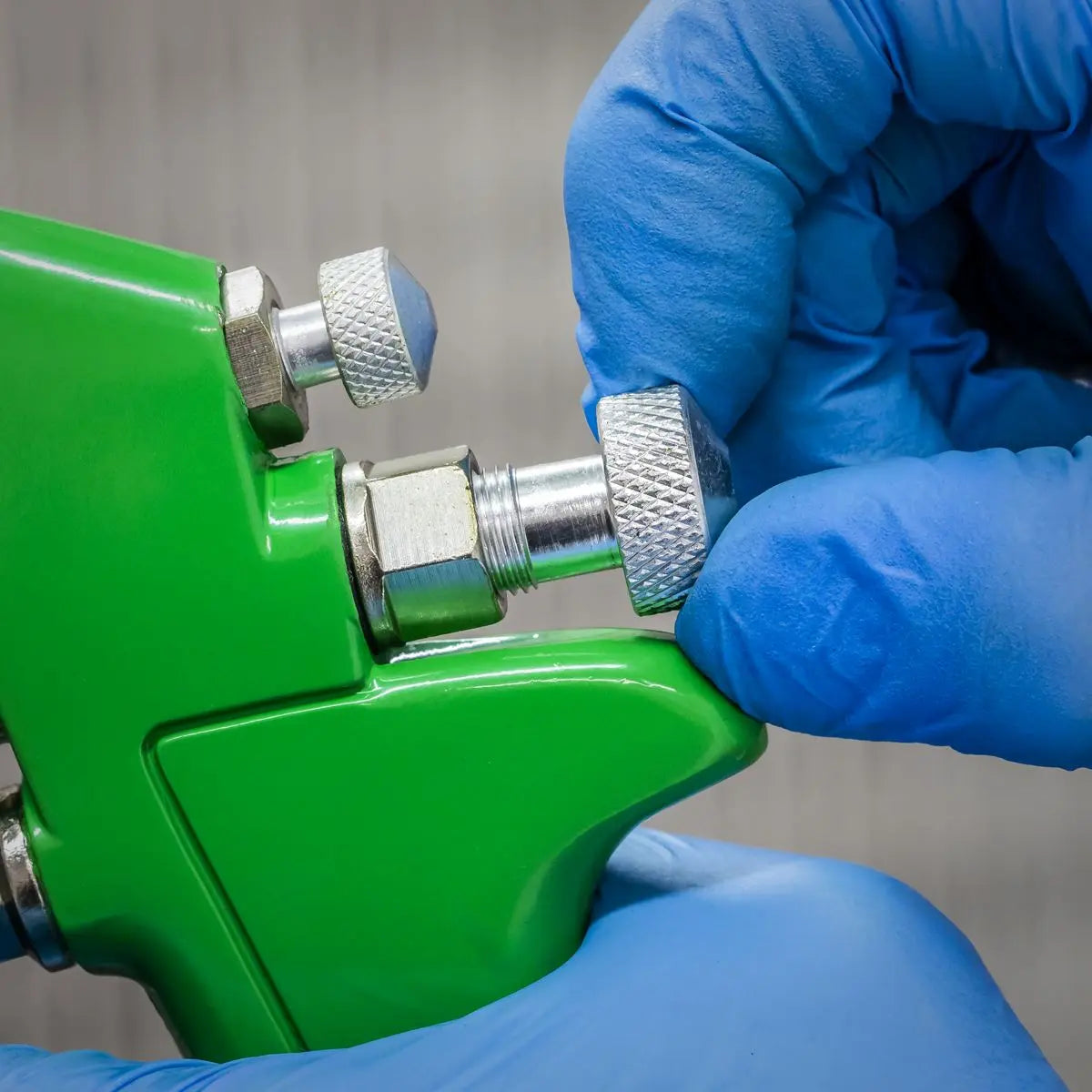 Sealey Gravity Feed Spray Gun 1.7mm Set Up 600ml Paint Pot Vehicle Car Green