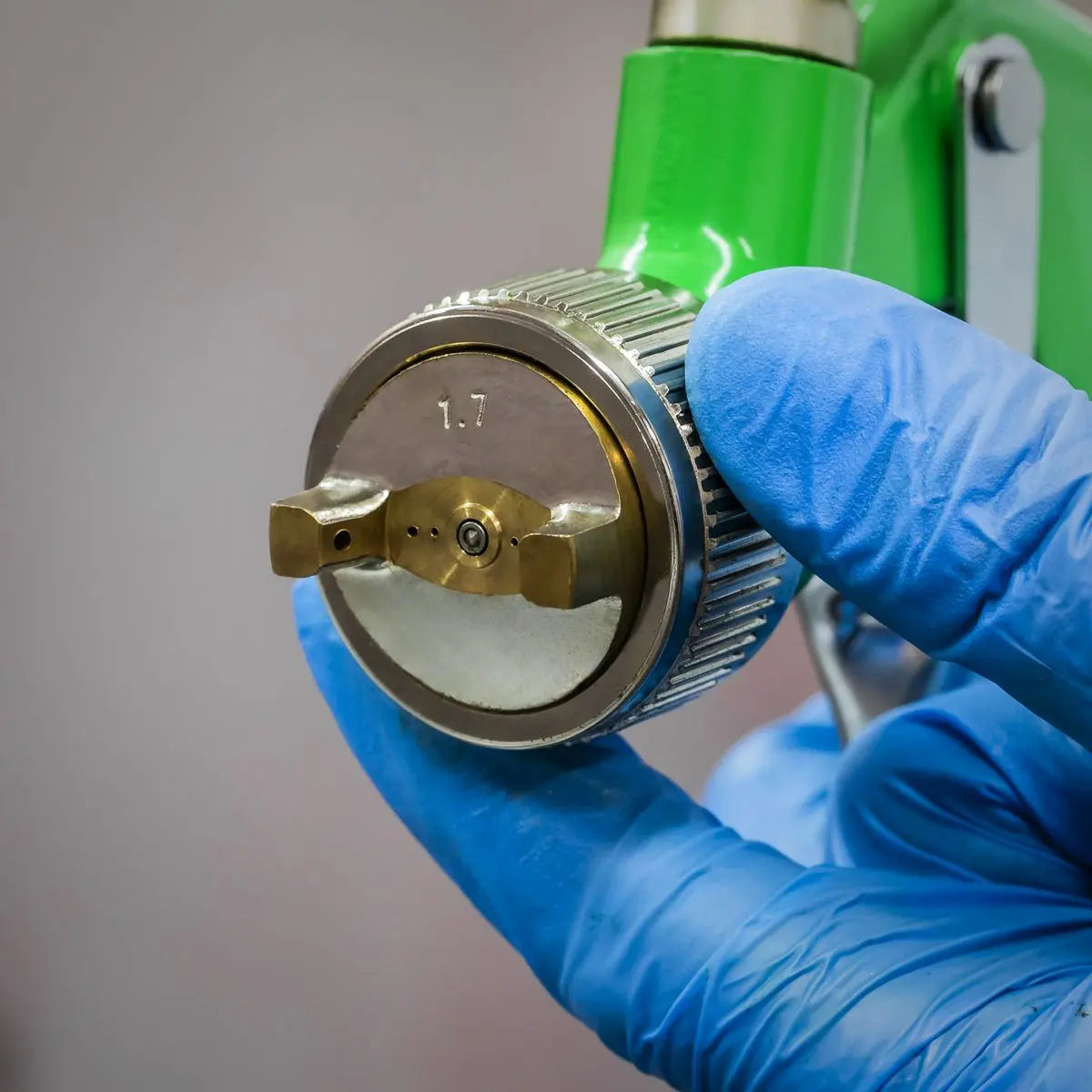 Sealey Gravity Feed Spray Gun 1.7mm Set Up 600ml Paint Pot Vehicle Car Green