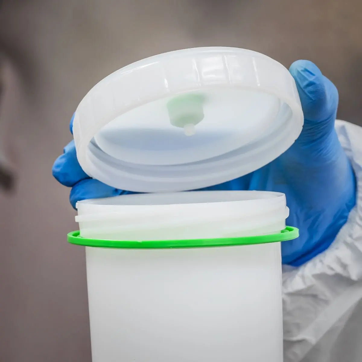 Sealey Gravity Feed Spray Gun 1.7mm Set Up 600ml Paint Pot Vehicle Car Green