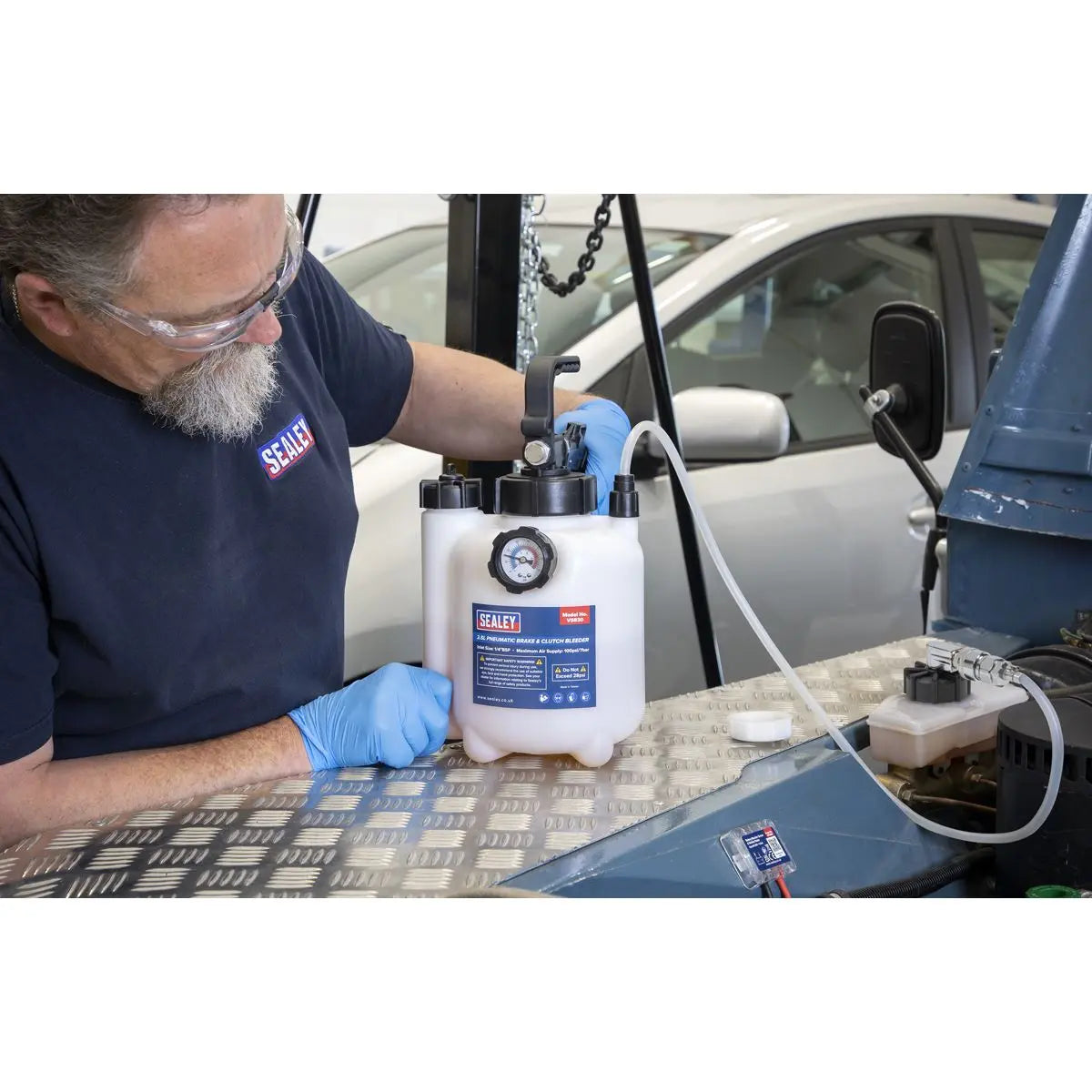 Sealey Pneumatic Brake & Clutch Bleeder 2.5L  White Rose Tools