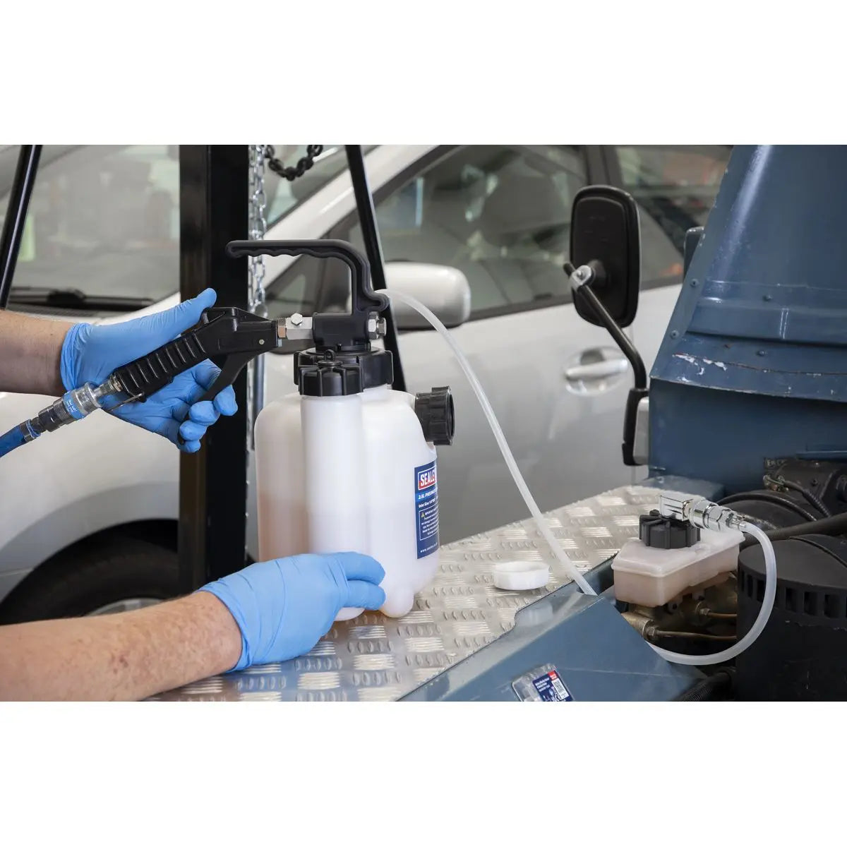 Sealey Pneumatic Brake & Clutch Bleeder 2.5L  White Rose Tools