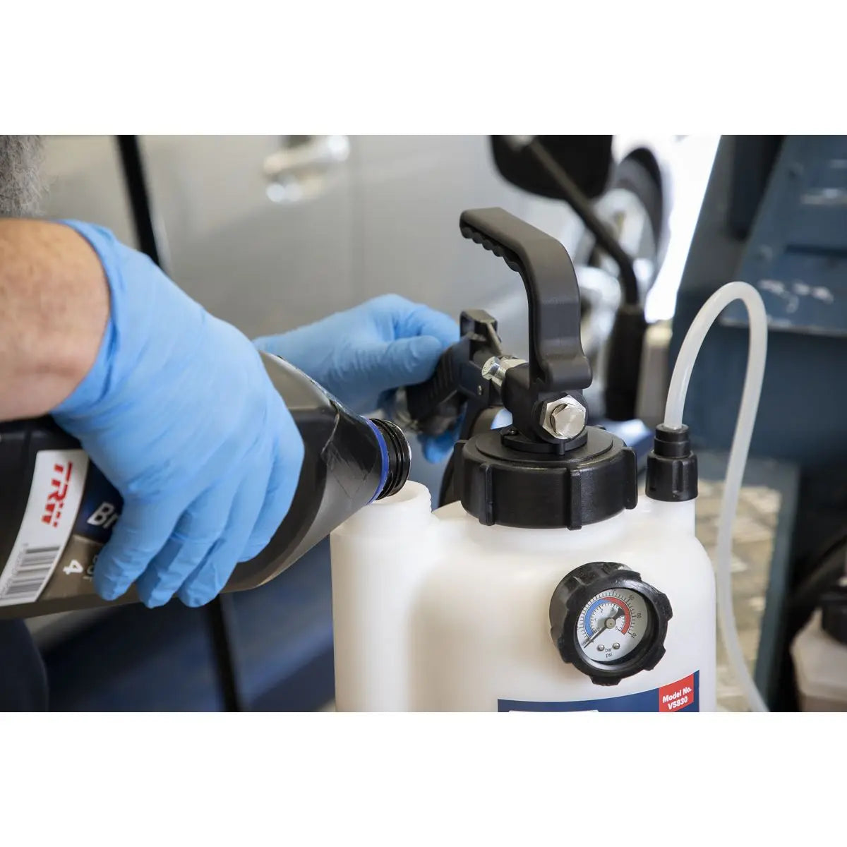 Sealey Pneumatic Brake & Clutch Bleeder 2.5L  White Rose Tools