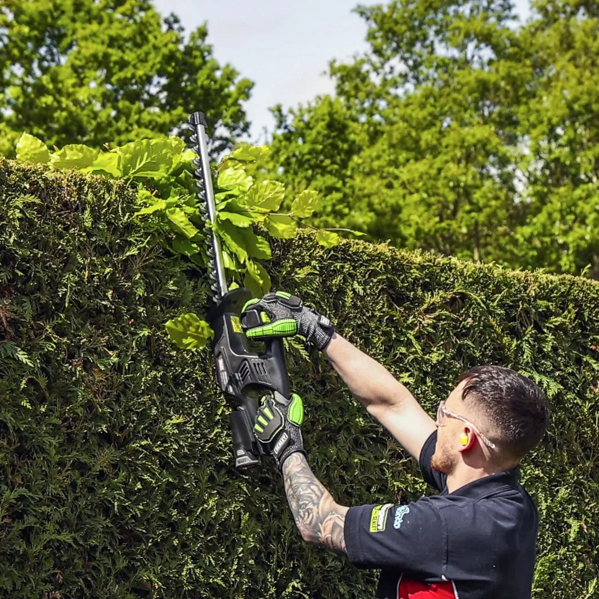 Sealey SV10.8 Series Cordless Hedge Trimmer Kit 10.8V 2Ah White Rose Tools