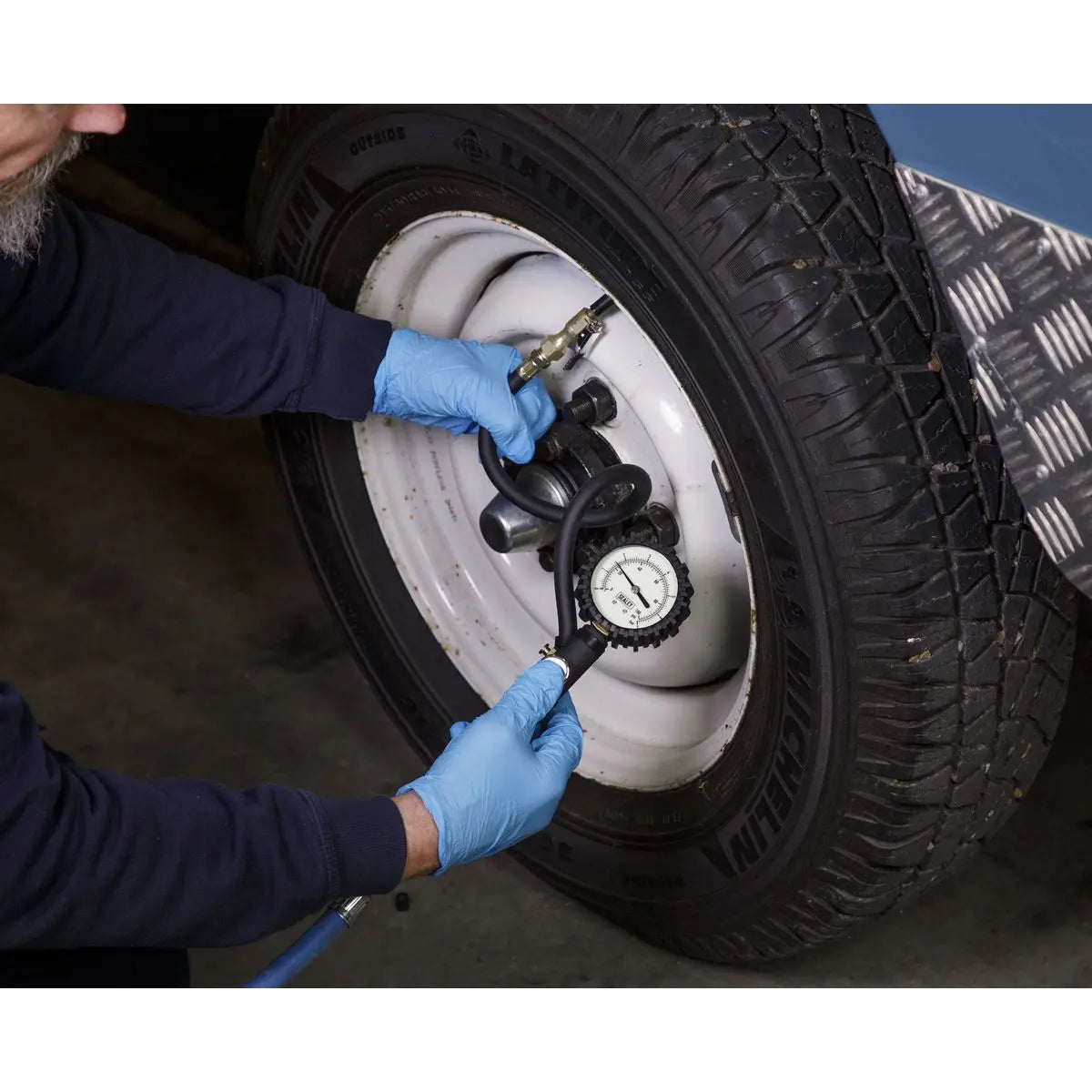 Sealey Tyre Inflator with Clip On Connector Glow in the Dark Dial