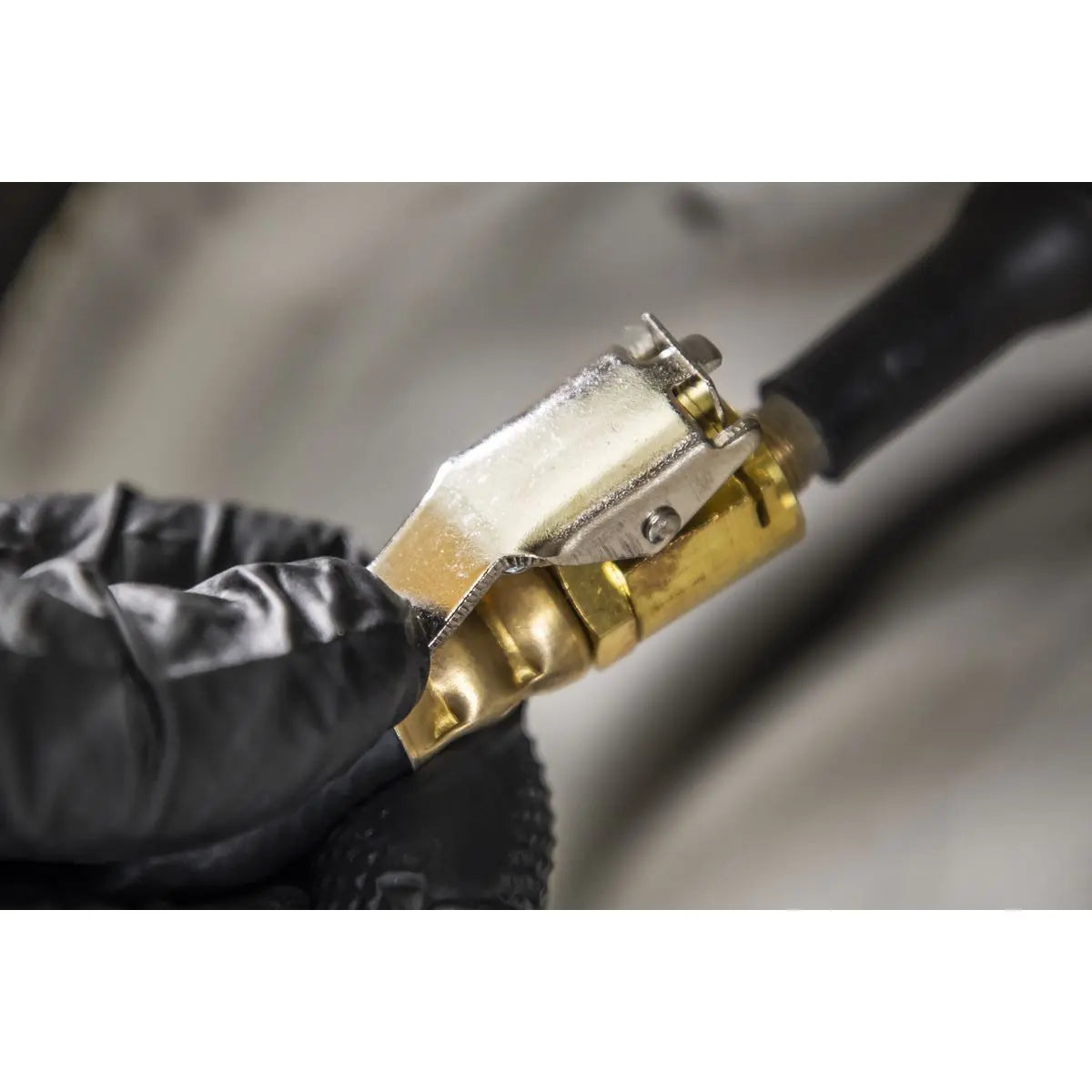 Sealey Tyre Pressure Gauge with Clip-On Chuck 0-7bar(0-100psi)