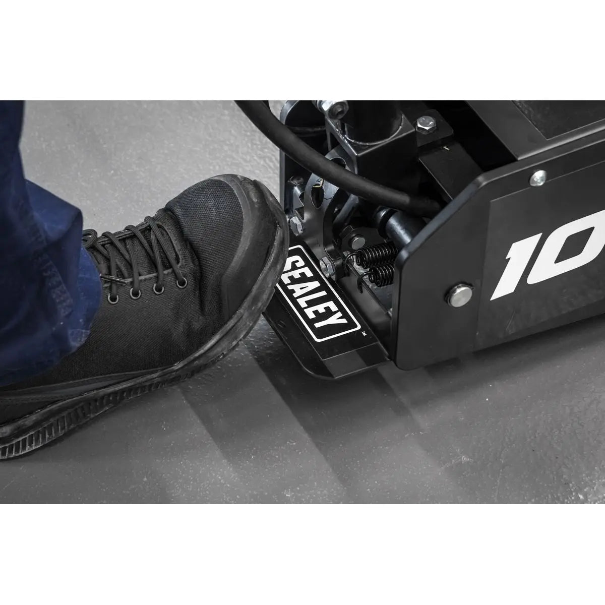 Sealey Viking Professional Long Reach Air/Manual Operation Trolley Jack with Rocket Lift 10 Tonne White Rose Tools