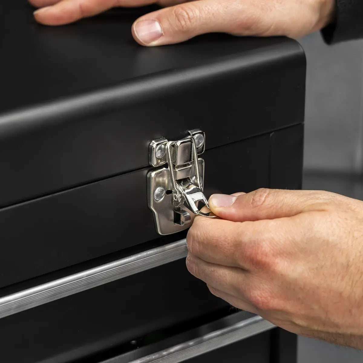 Siegen by Sealey Portable Tool Chest 2 Drawer with 90pc Tool Kit White Rose Tools